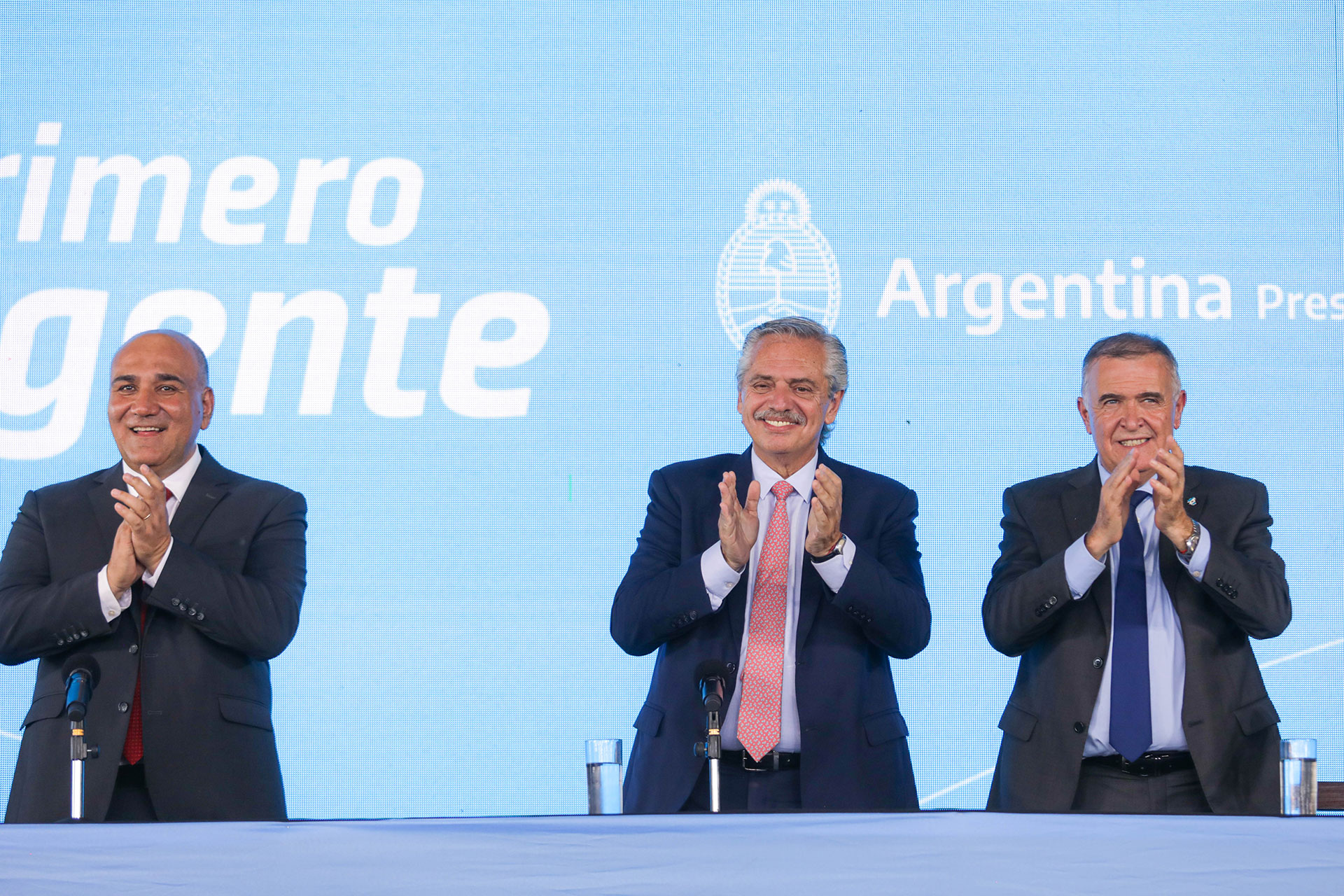 El Presidente junto a Juan Manzur y Osvaldo Jaldo durante el acto que realizaron este martes en Tucumán