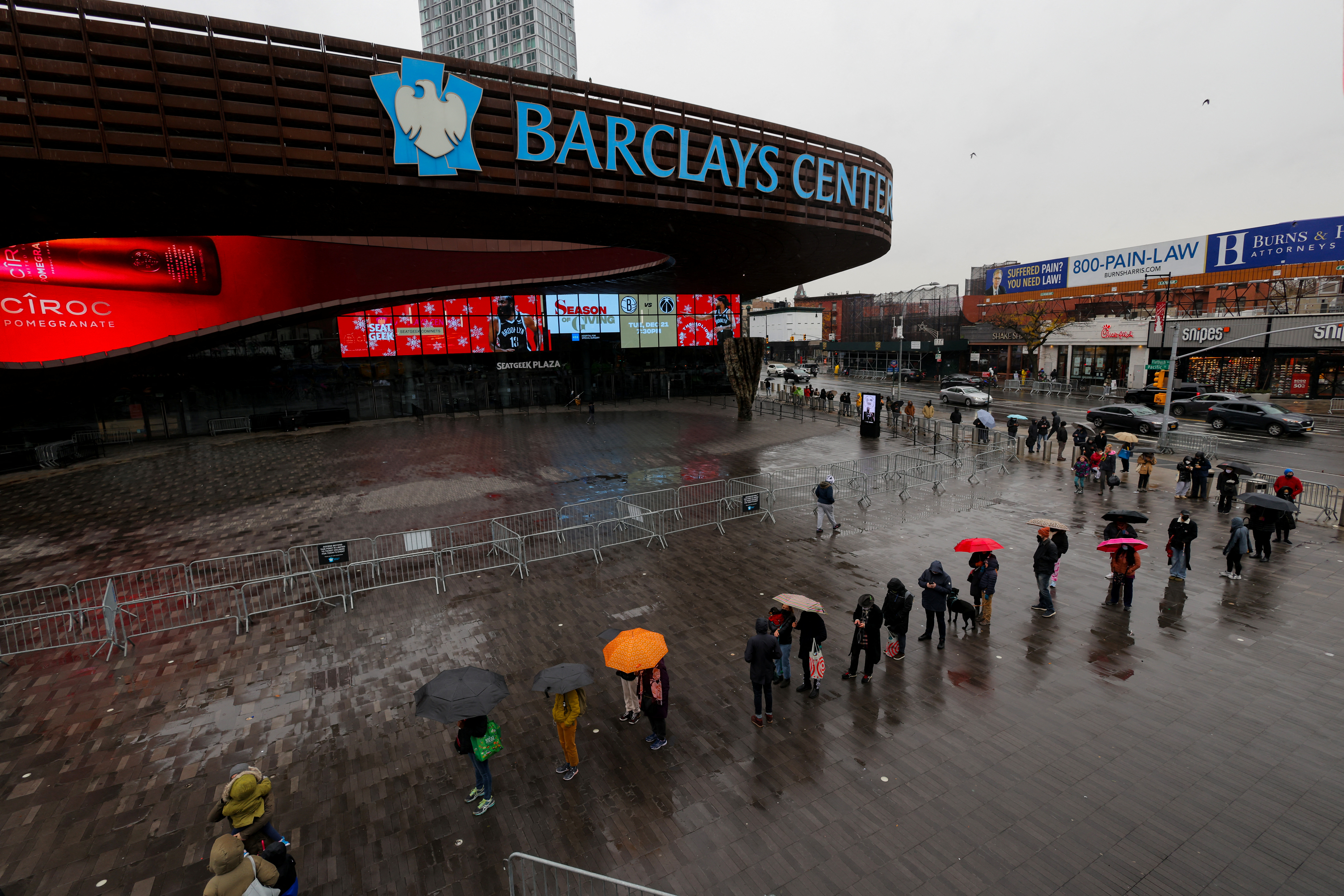 La gente hace cola en el exterior del Barclays Center para someterse a testeos de COVID-19 en Brooklyn, Nueva York, Estados Unidos, este 18 de diciembre de 2021 (REUTERS/Andrew Kelly)