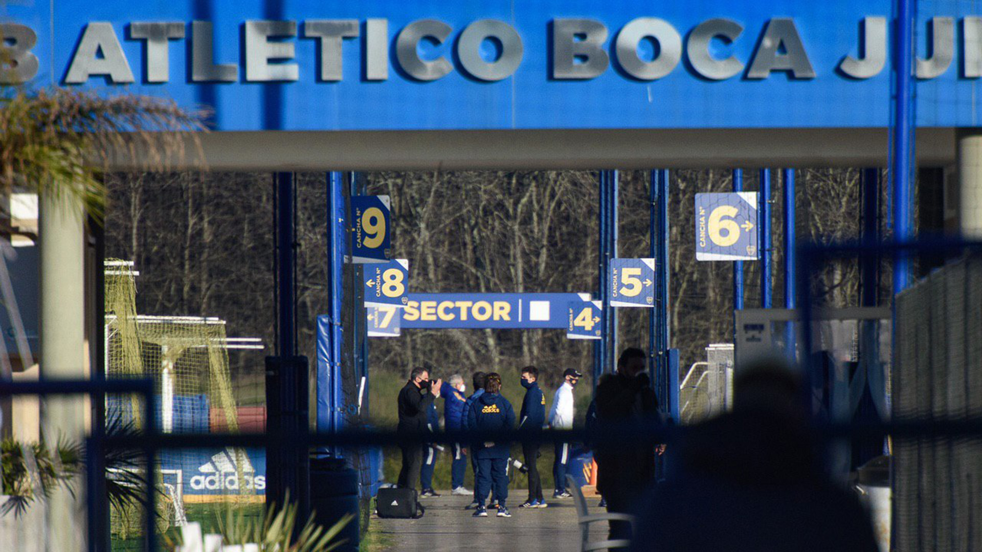 Boca volvió al trabajo entre barbijos, carpas sanitarias y la supervisión de Miguel Ángel Russo a la distancia.