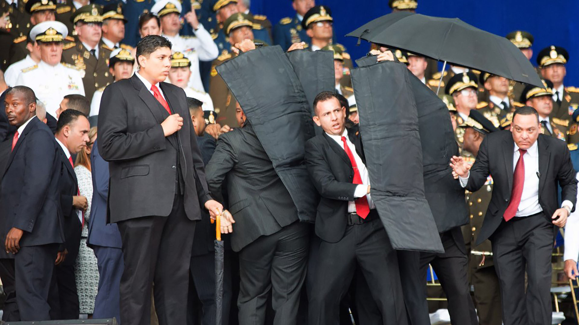 Los escoltas de Maduro lo cubren en medio del confuso episodio con un drone (@XHespanol)