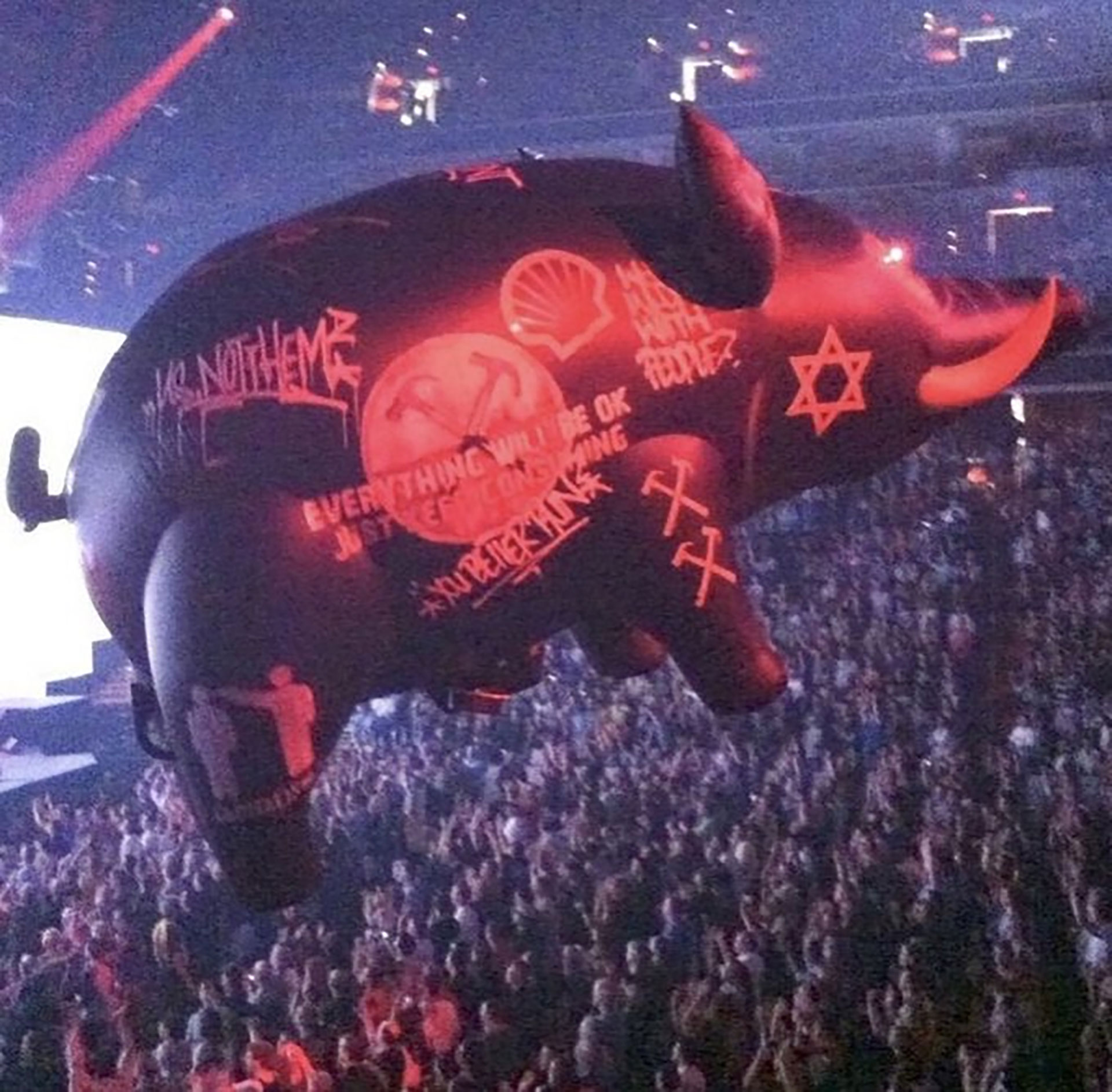 Entre la escenografía se vio un cerdo inflable gigante con palabras y símbolos como la estrella judía y pancartas al estilo del Tercer Reich con martillos cruzados en lugar de esvásticas