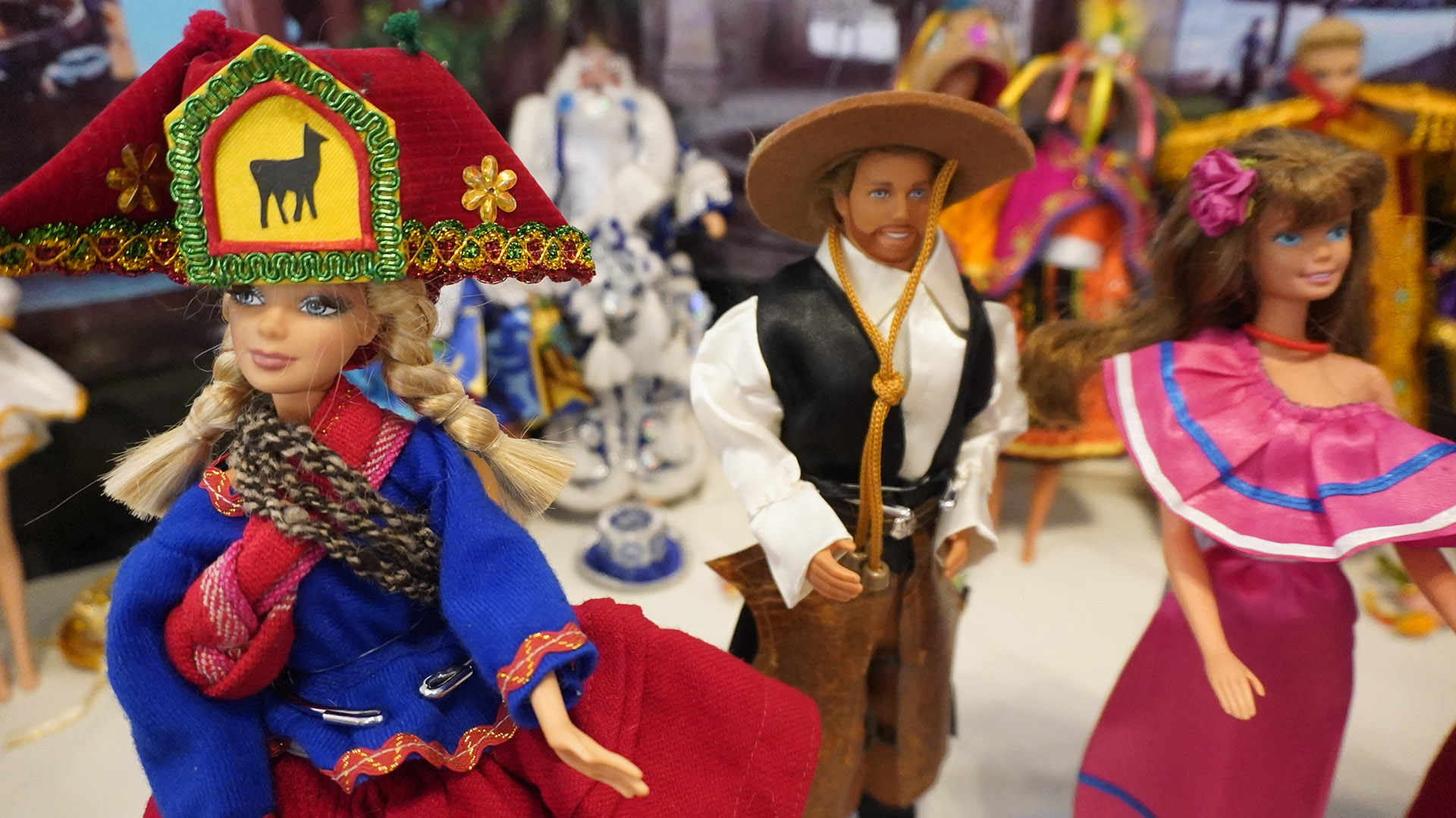 La exposición de Barbie, en La Paz, mostró a la muñeca vistiendo trajes de típicos de la cultura boliviana (Crédito: EFE/Javier Mamani)
