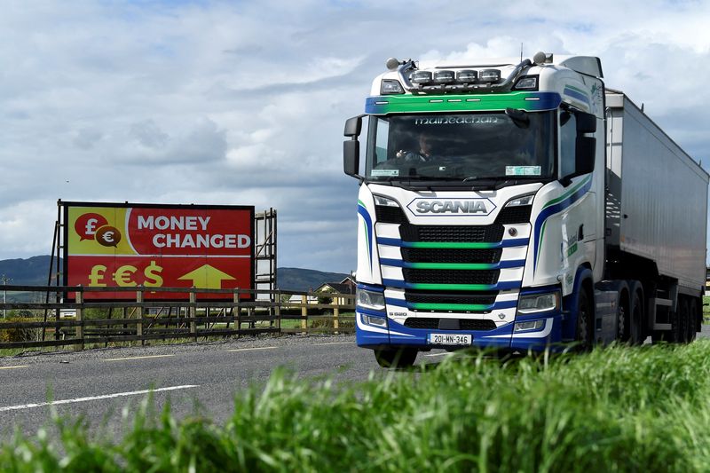 FOTO DE ARCHIVO: Un camión en la frontera entre Irlanda del Norte e Irlanda, en Jonesborough, Irlanda del Norte, 19 de mayo de 2022. REUTERS/Clodagh Kilcoyne/File Photo
