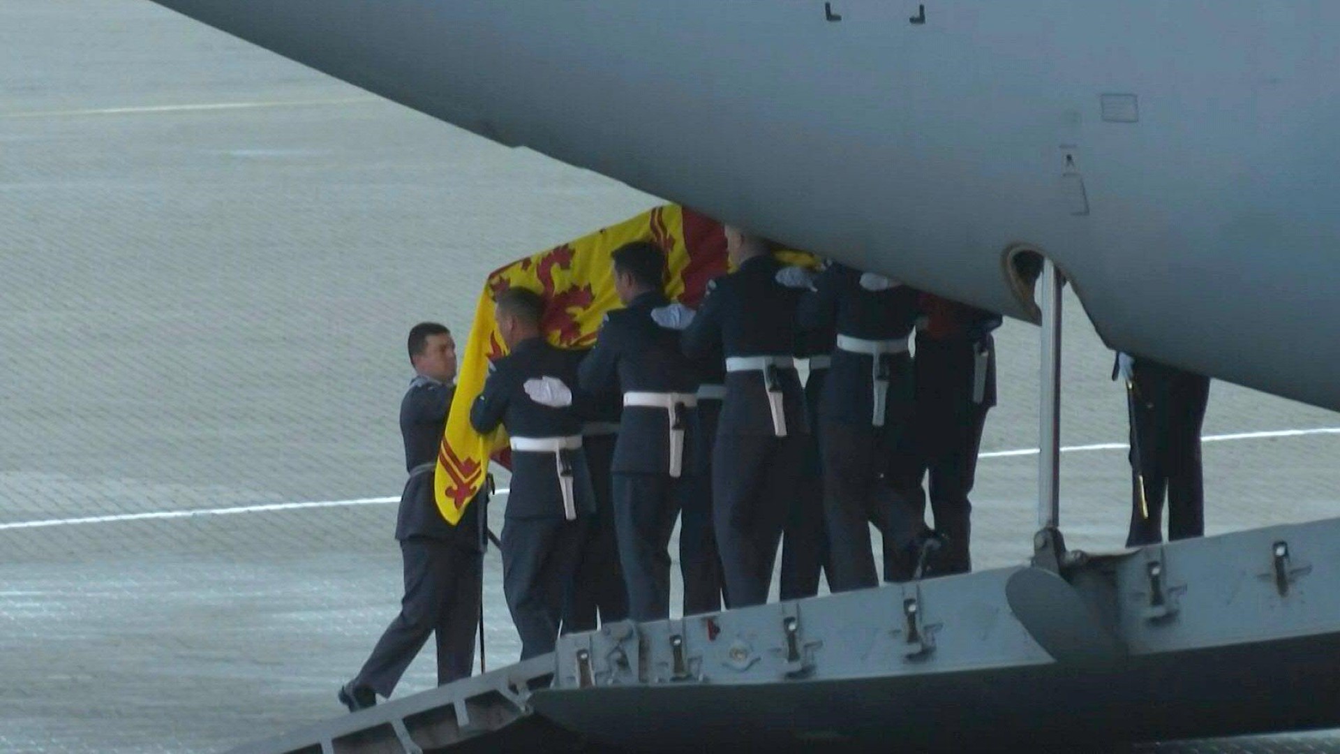 El ataúd de la reina Isabel II, fallecida el pasado jueves con 96 años en el castillo de Balmoral (Escocia), fue trasladado en un avión de la Real Fuerza Aérea británica desde Edimburgo a la base militar de Northolt, a las afueras de Londres