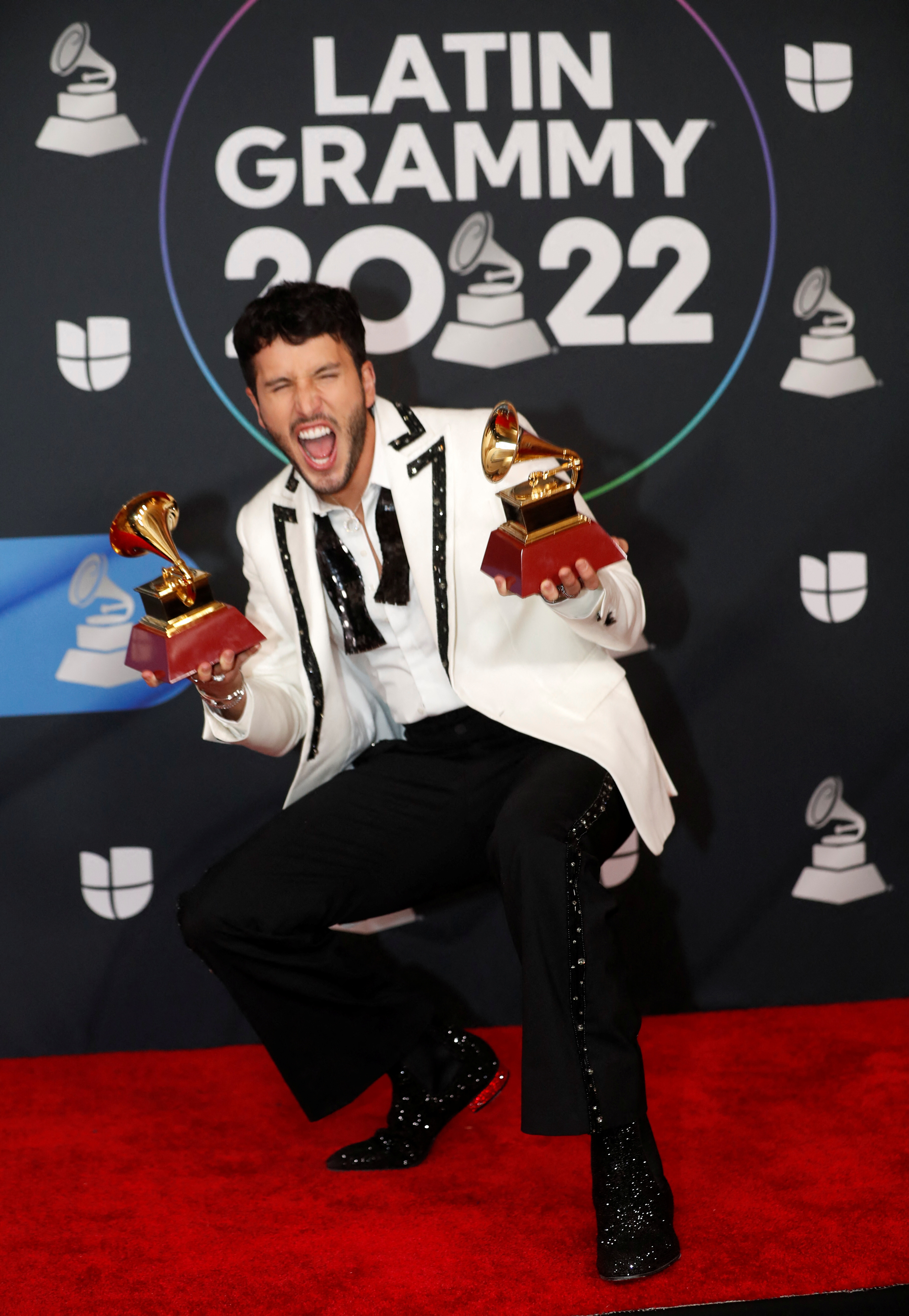 Sebastián Yatra con los gramófonos que recibió en la más reciente entrega de los Grammy Latinos. REUTERS/Steve Marcus