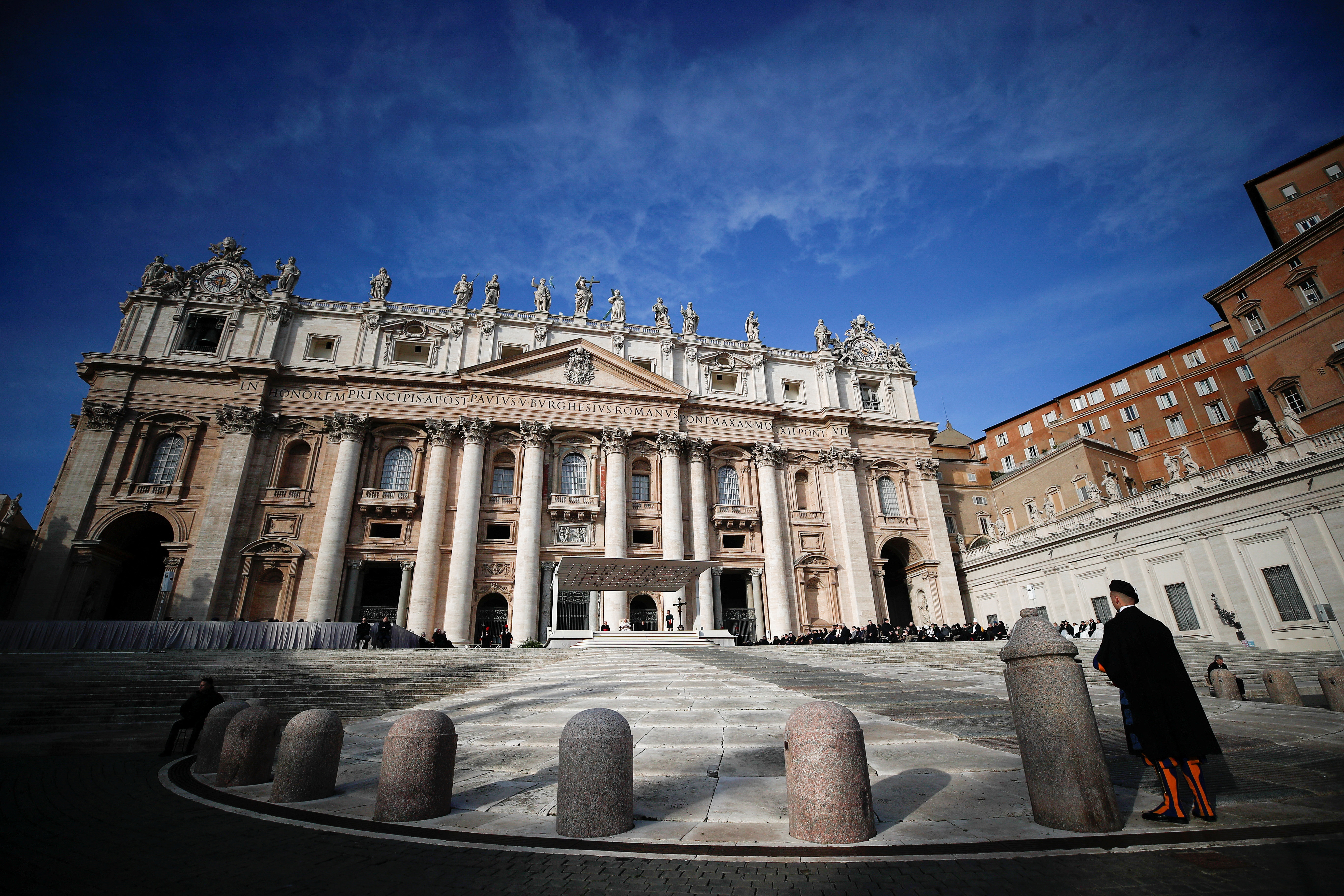 La corte vaticana evalúa el rol de Francesca Chaoqui en las acusaciones contra Becciu (REUTERS)