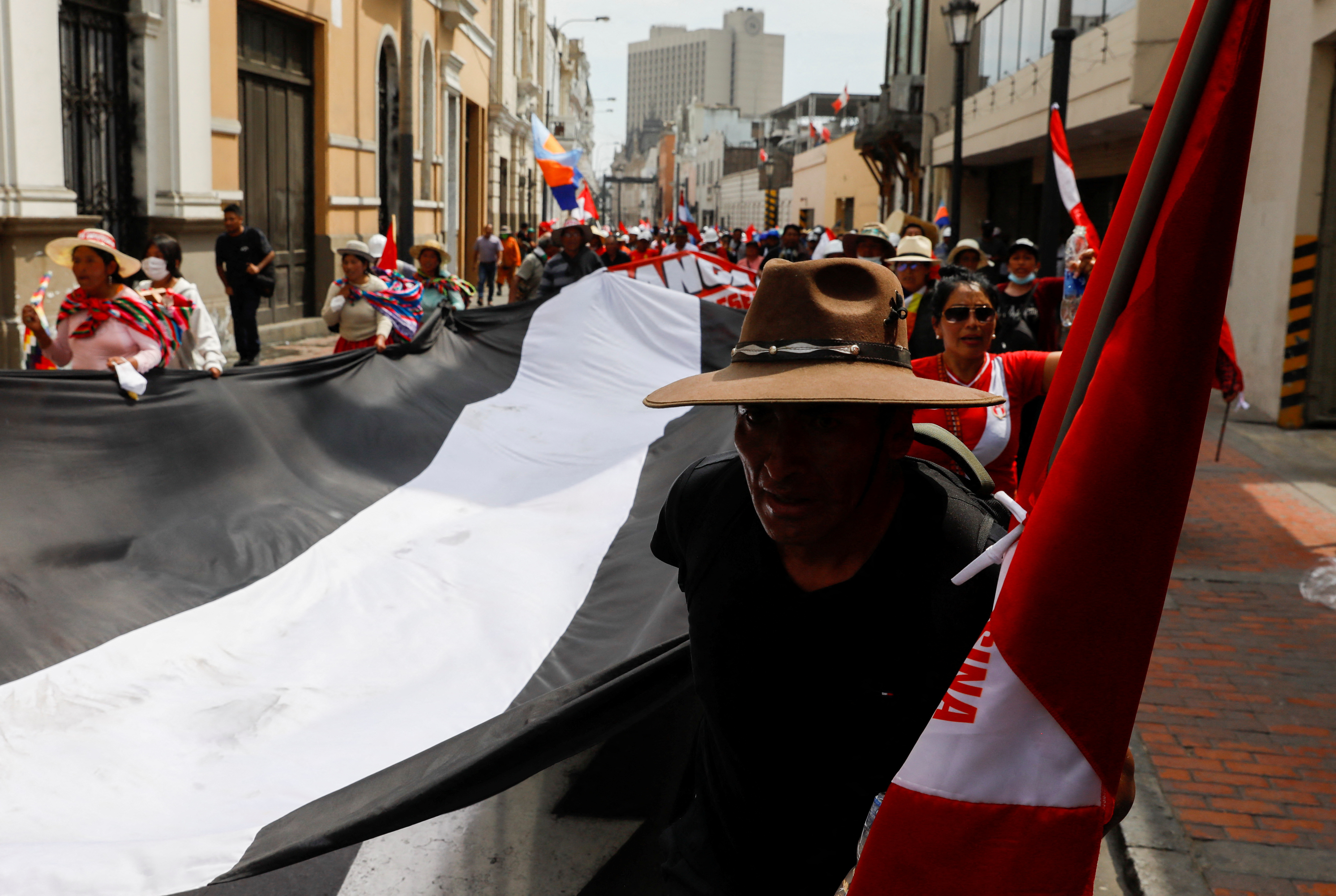La bandera blanca y negra es lucida por las calles de Lima en homenaje a las 50 víctimas que muerieron en las pasadas protestas. REUTERS/Alessandro Cinque