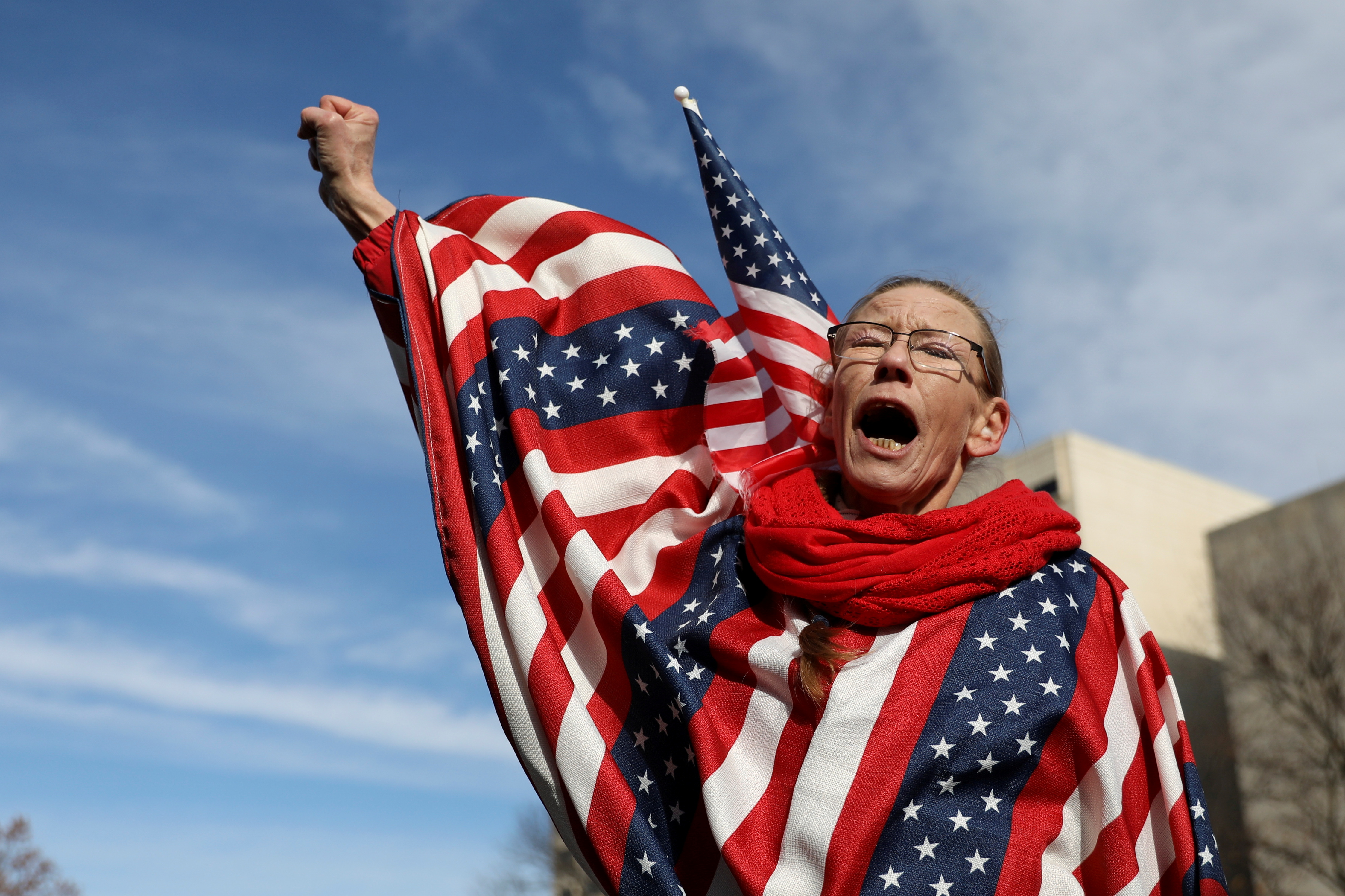 Una mujer se manifiesta tras la elección presidencial en los Estados Unidos (REUTERS/Emily Elconin)