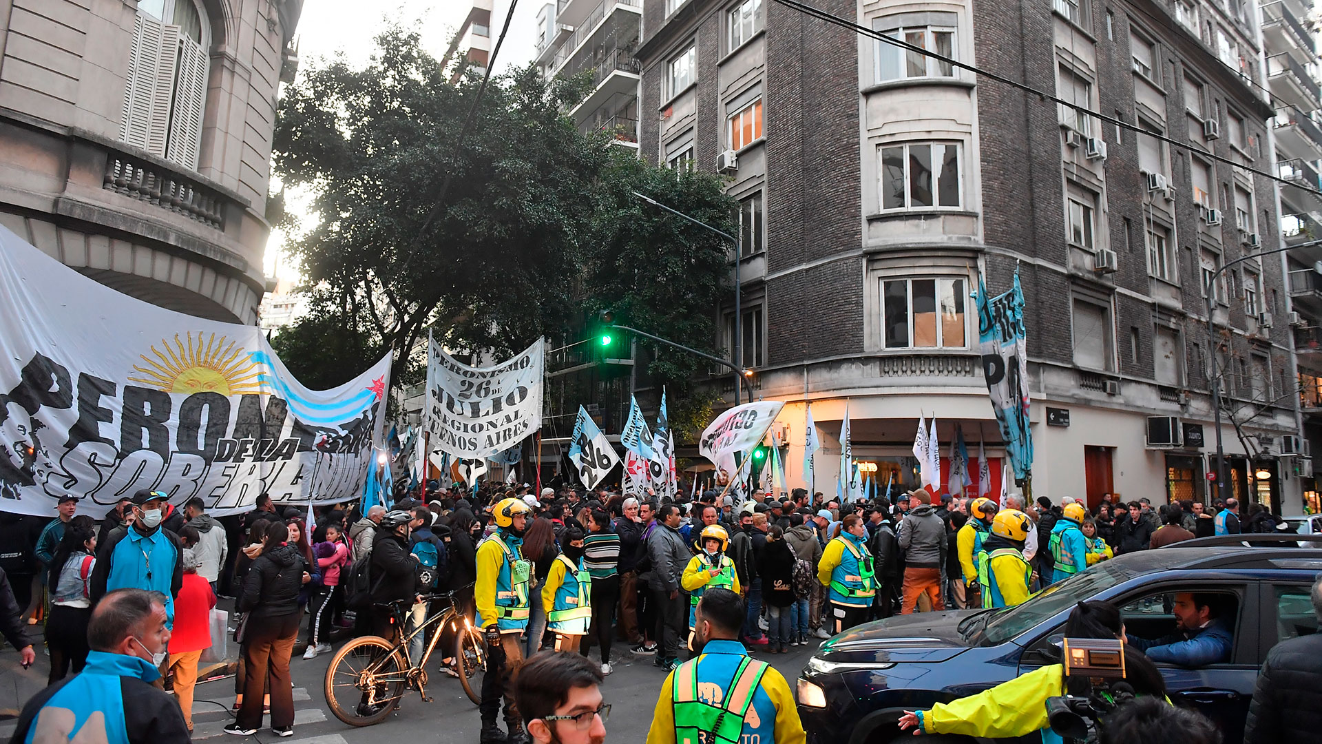 Militantes afines al kirchnerismo en las inmediaciones de la casa de la vicepresidenta Cristina Fernández, en la esquina de las calles Uruguay y Juncal del barrio porteño de Recoleta