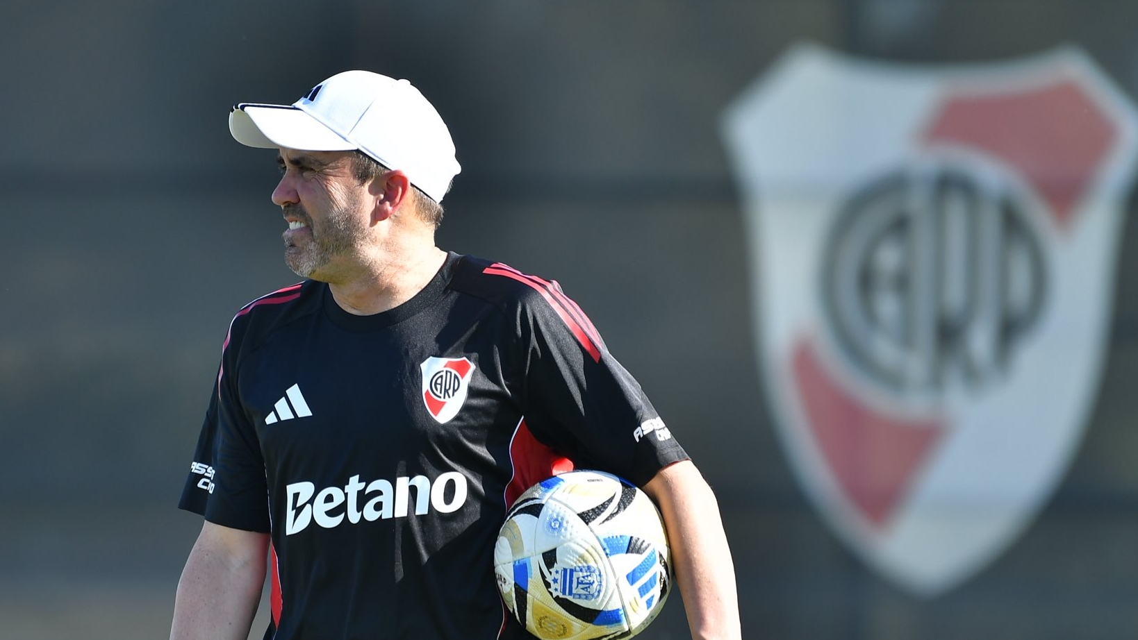 Con barro hasta en la nariz: cayó 