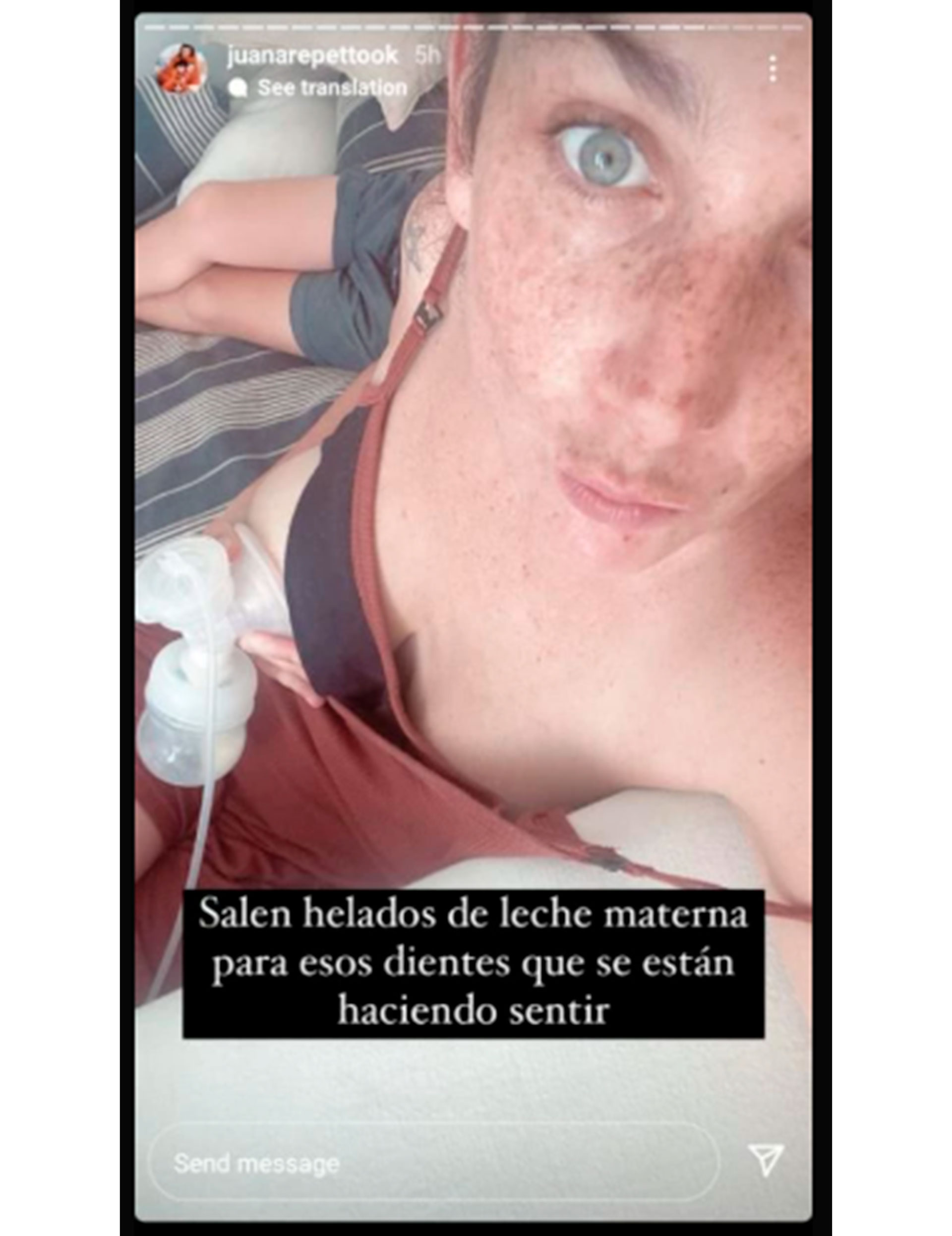 En la primera postal, Juana muestra el proceso para extraerse la leche materna del pecho
