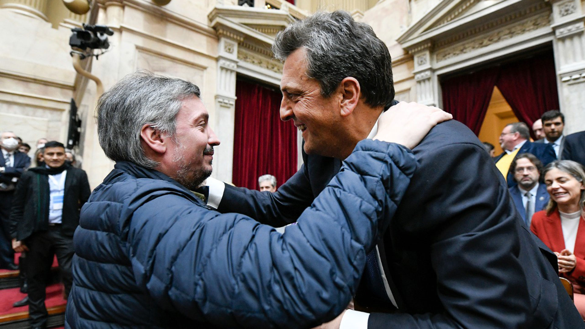 Máximo Kirchner y Sergio Massa durante la sesión en la que el presidente de la Cámara de Diputados renunció a su cargo 