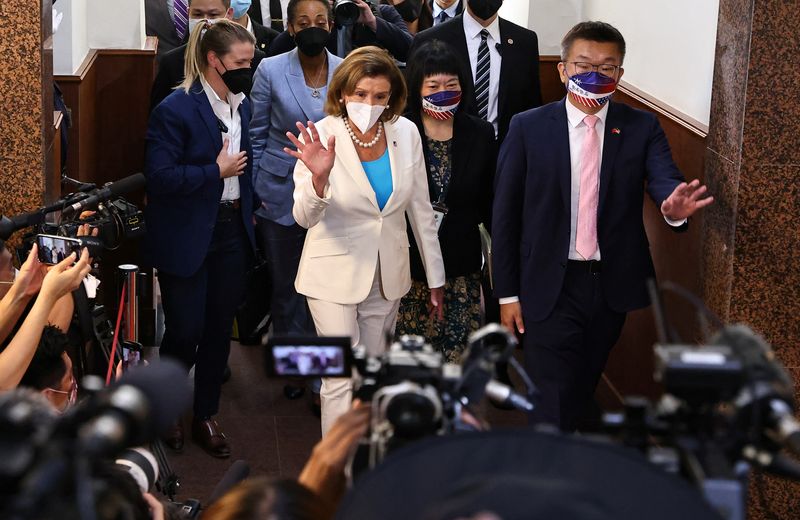 La presidenta de la Cámara de Representantes de Estados Unidos, Nancy Pelosi (centro), en Taipéi, Taiwán, el 3 de agosto de 2022. REUTERS/Ann Wang
