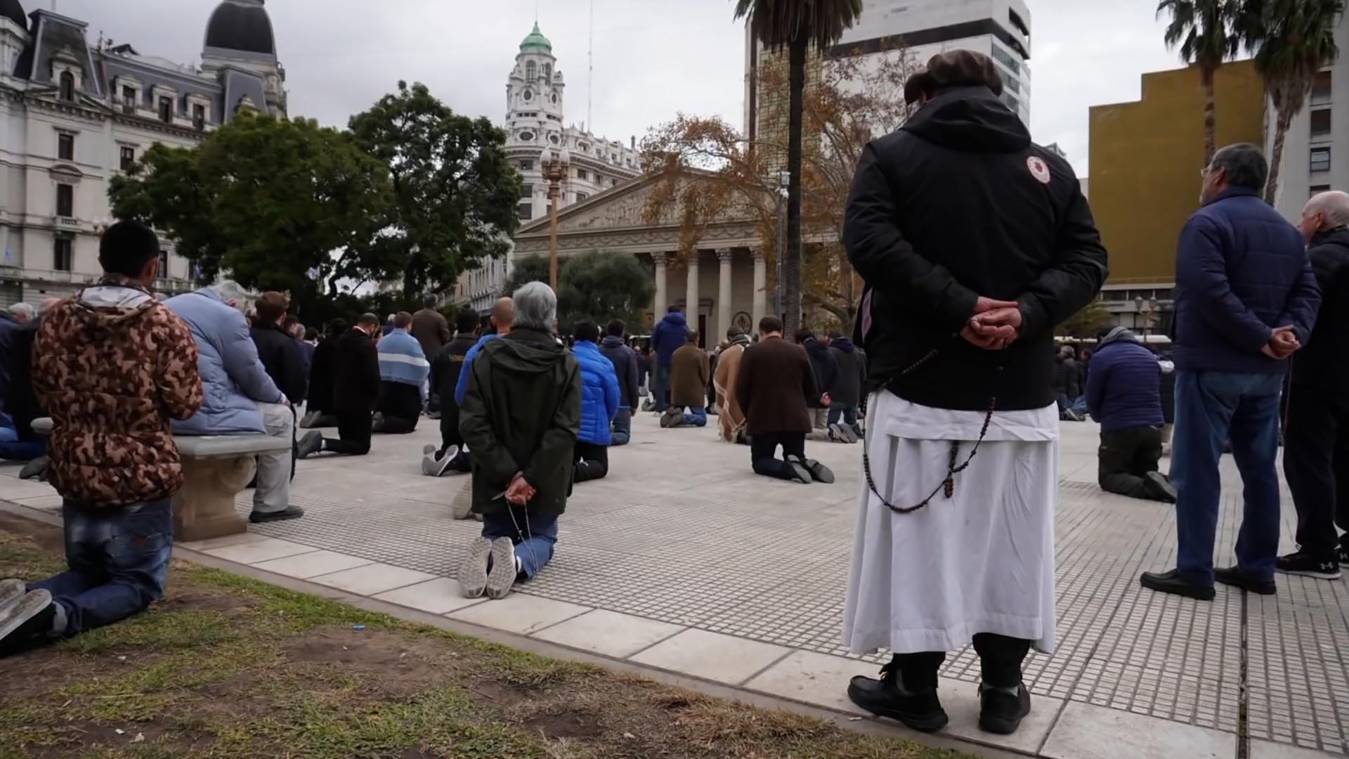 El 28 de mayo se convocó a rezar el Rosario de Hombres en Plaza de Mayo, frente a la Catedral Metropolitana. Los que adscriben a esta práctica responden a un "guardián espiritual" -así lo llaman- el padre Dominik Chmielewski
