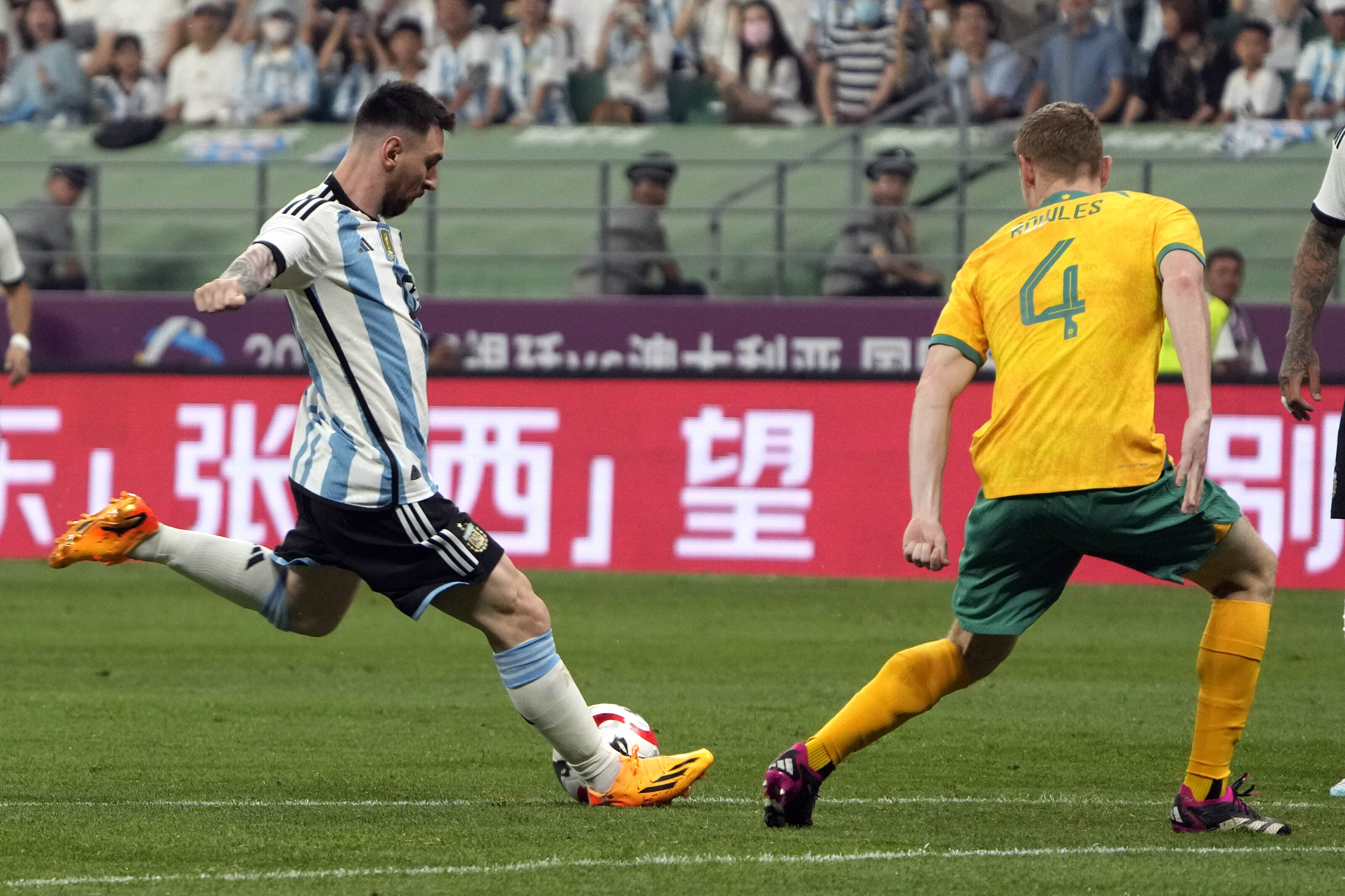 Lionel Messi anotó el primer gol de Argentina en la victoria de hoy 2-0 ante Australia en Beijing (AP Foto/Mark Schiefelbein)