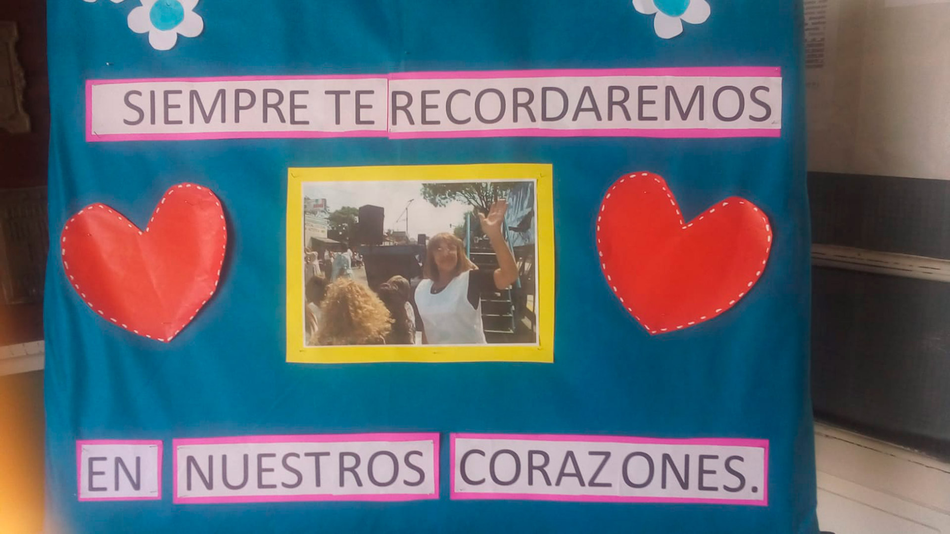 El cartel que recuerda a Flora en la escuela