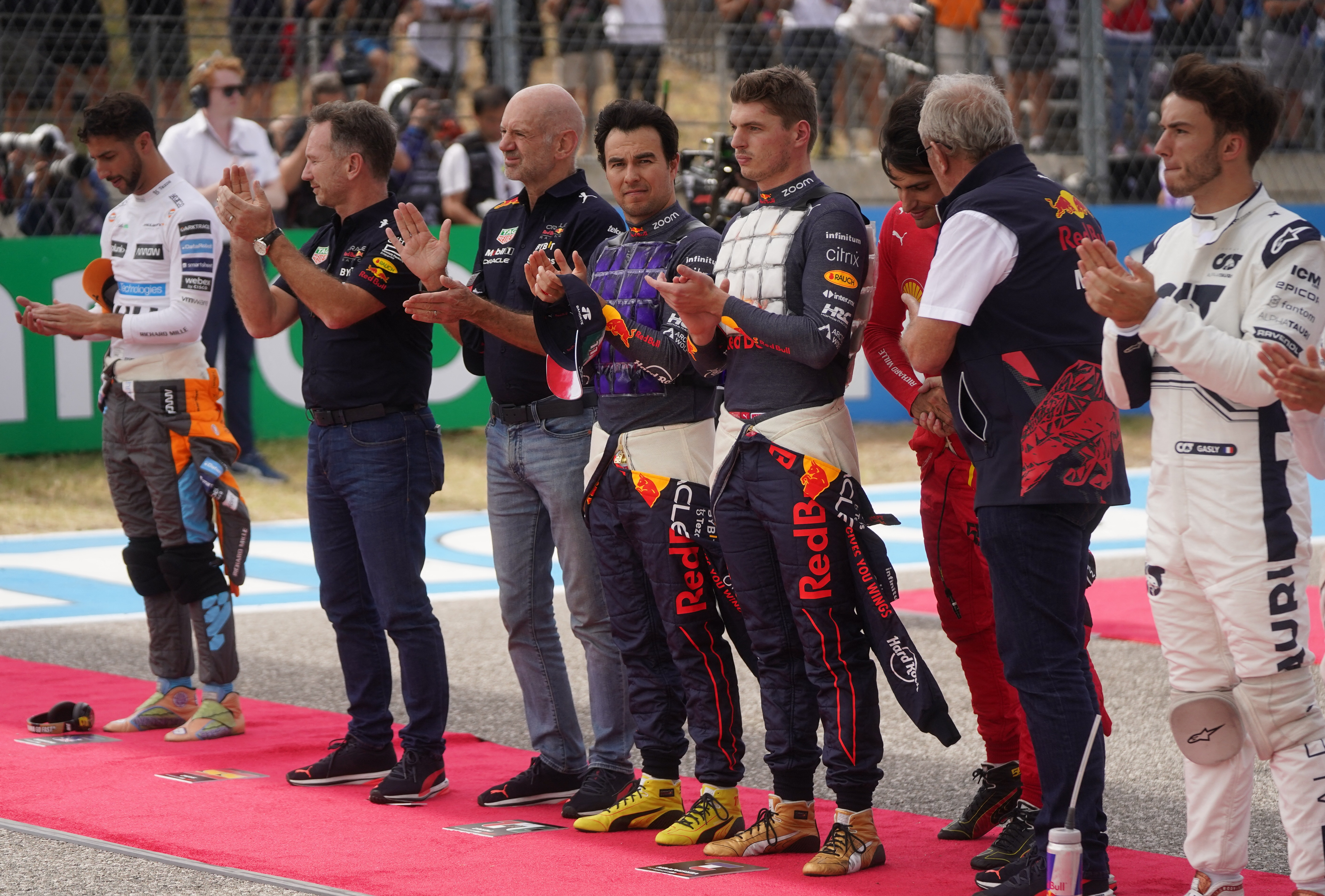Formula One F1 - United States Grand Prix - Circuit of the Americas, Austin, Texas, U.S. - October 23, 2022 McLaren's Daniel Ricciardo, Red Bull team principal Christian Horner, Red Bull chief technology officer Adrian Newey, Red Bull's Sergio Perez, Red Bull's Max Verstappen, Ferrari's Carlos Sainz Jr., Red Bull advisor Helmut Marko and AlphaTauri's Pierre Gasly during a tribute in memory of Red Bull owner Dietrich Mateschitz ahead of the Grand Prix Pool via REUTERS/Shawn Thew