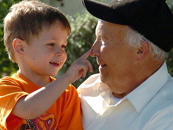 Es imposible exagerar la importancia del vínculo de un niño con sus abuelos (imagen de archivo)