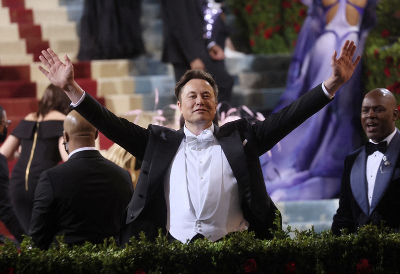 Elon Musk arrives at the Met Gala with the theme United States: An Anthology of Fashion, at the Metropolitan Museum of Art in New York City (REUTERS / Brendan Mcdermid)