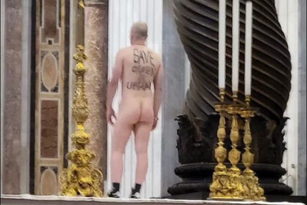 Un hombre desnudo irrumpió en el Vaticano para manifestar su rechazo a la invasión de Rusia en Ucrania