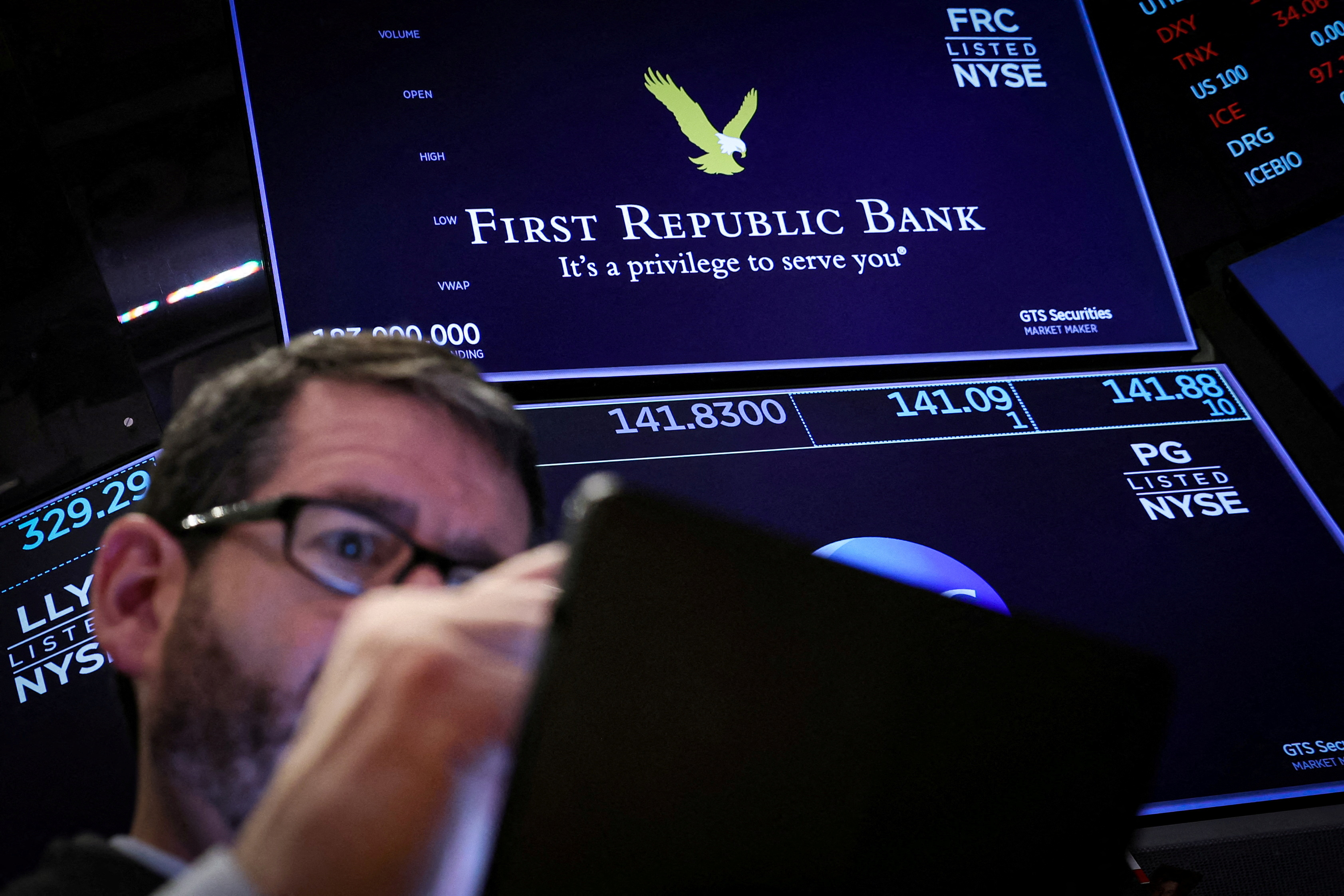 First Republic Bank, un banco regional, sigue en el ojo de la tormenta a pesar de haber recibido un rescate de USD 30.000 millones de 11 grandes bancos (Reuters)