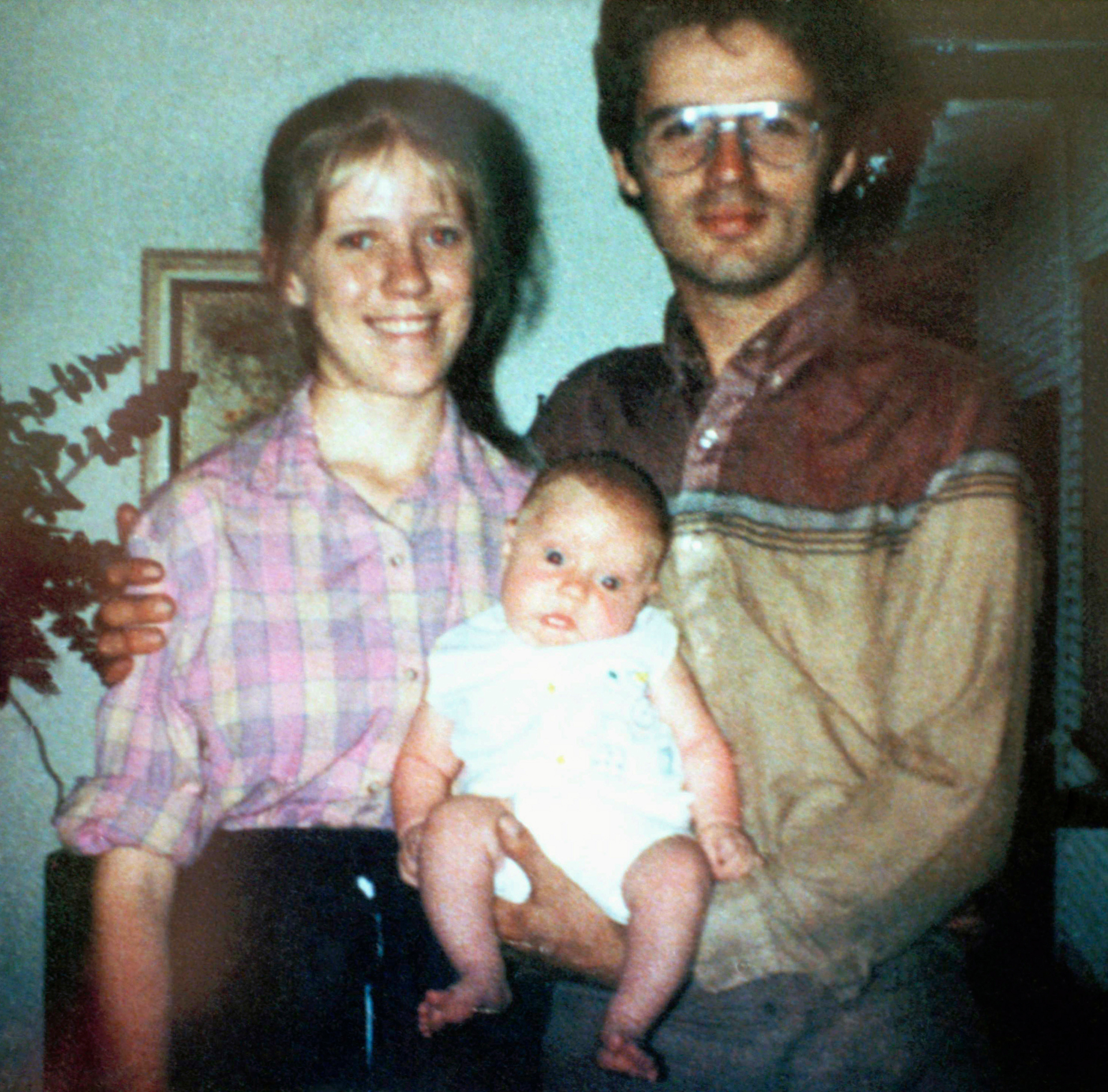 David Koresh con su esposa Rachel y su pequeño hijo Cyrus. Koresh decía que era el nuevo Mesías y que su semilla era "pura", por lo que mantuvo un harem de 15 mujeres con quienes tuvo hijos (AP Photo)