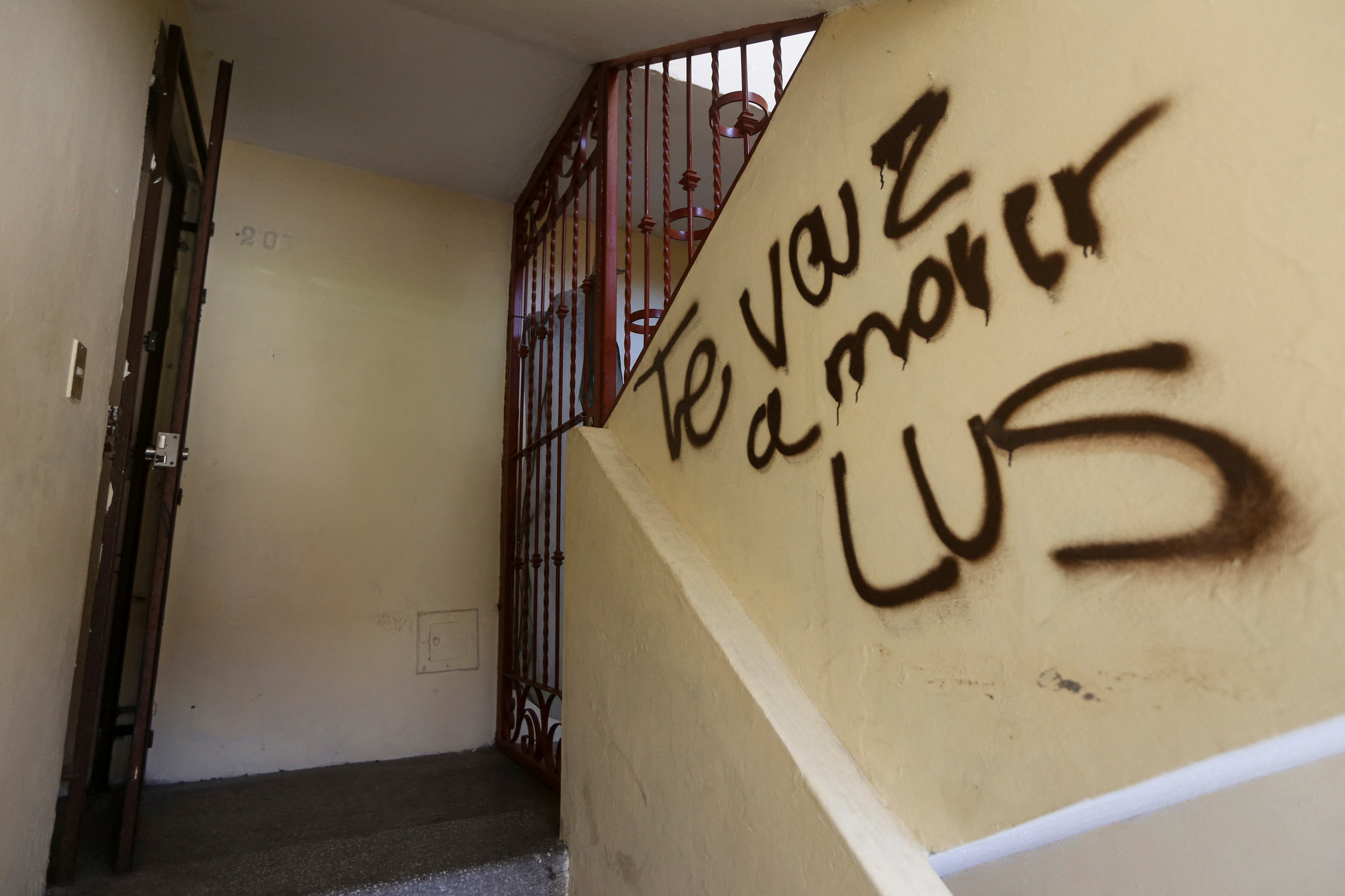 Amenazas a Luz Raquel a las afueras de su domicilio  (Foto: REUTERS/Fernando Carranza)