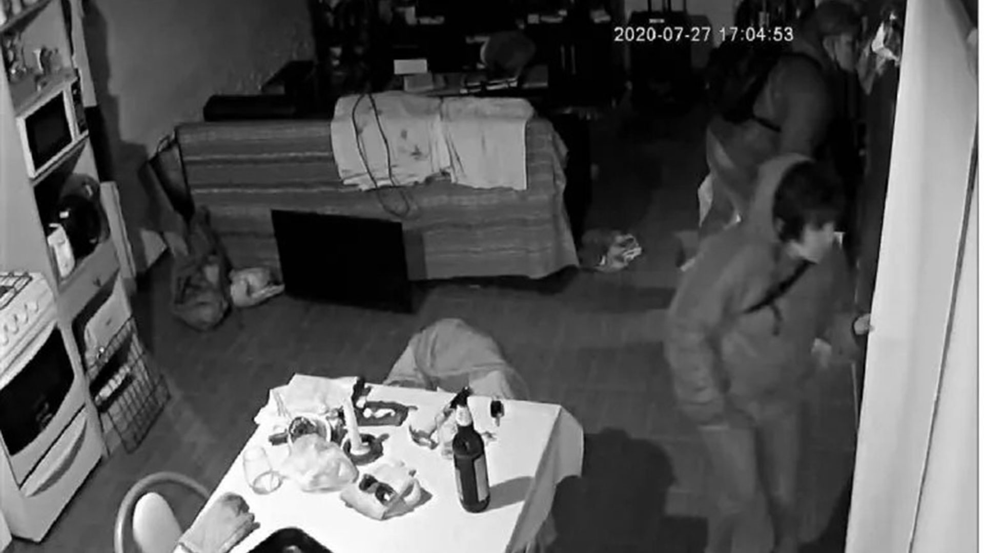 En acción. El momento en que Muñoz y una de sus cómplices desvalija la casa de un hombre