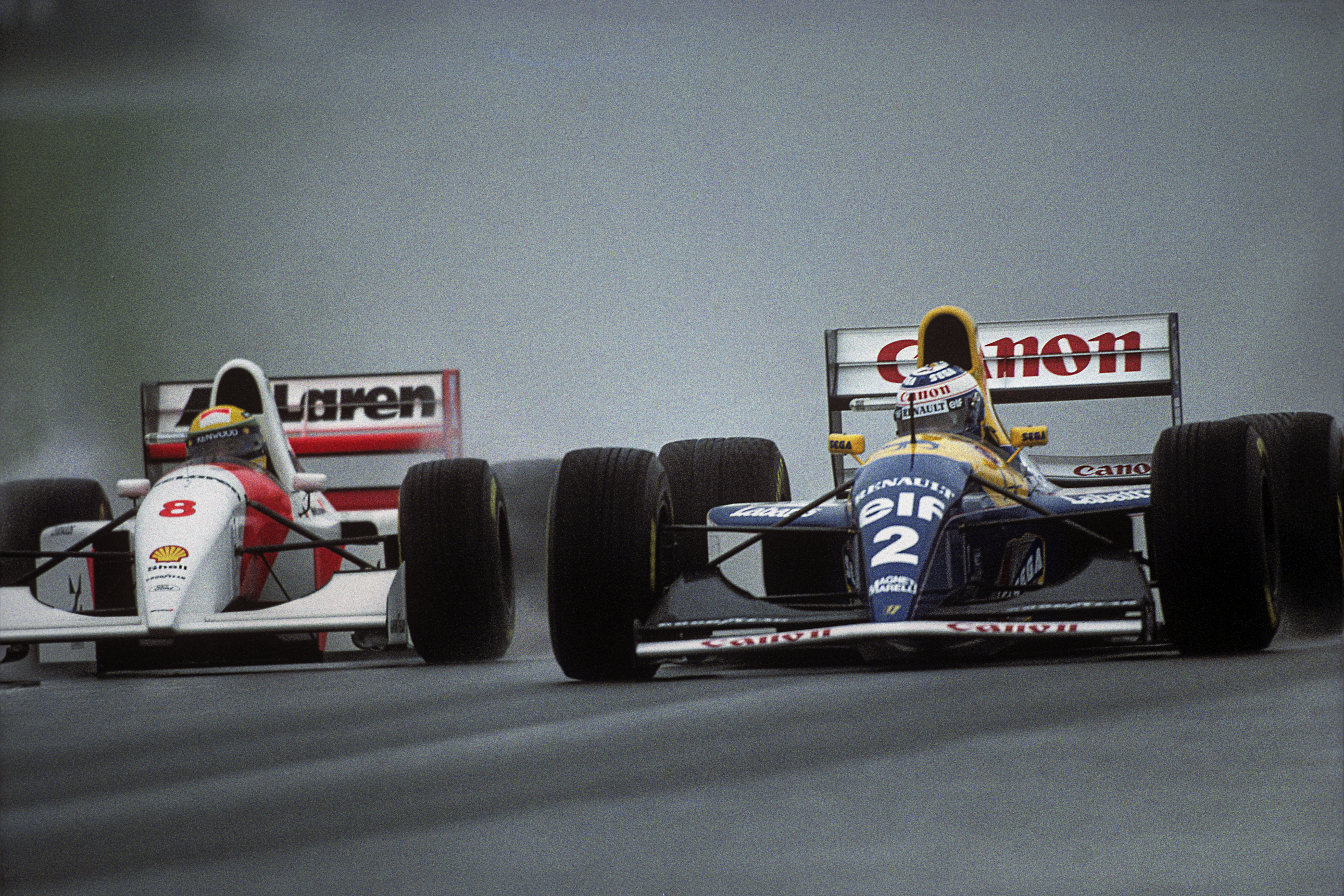 Ayrton Senna se apresta a superar a Alain Prost. Fue el último de sus cuatro adelantamientos antes de cumplir la primera la primera (Paul-Henri Cahier/Getty Images)