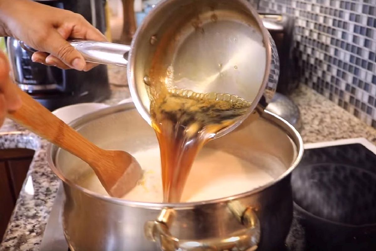 Postre peruano servido en un plato rústico