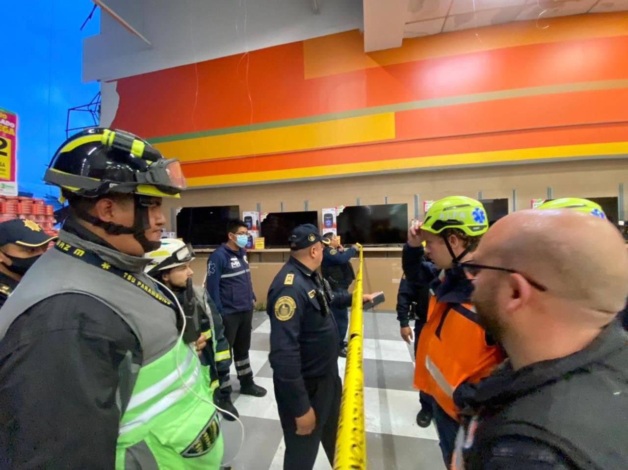 Protección Civil resguardó la zona del desastre (Foto: Twitter / @@STaboadaMx)