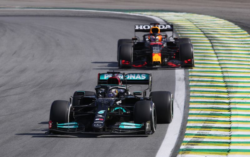 Una recta fue suficiente para que Hamilton se posicione delante de Verstappen en Brasil (Foto: REUTERS)