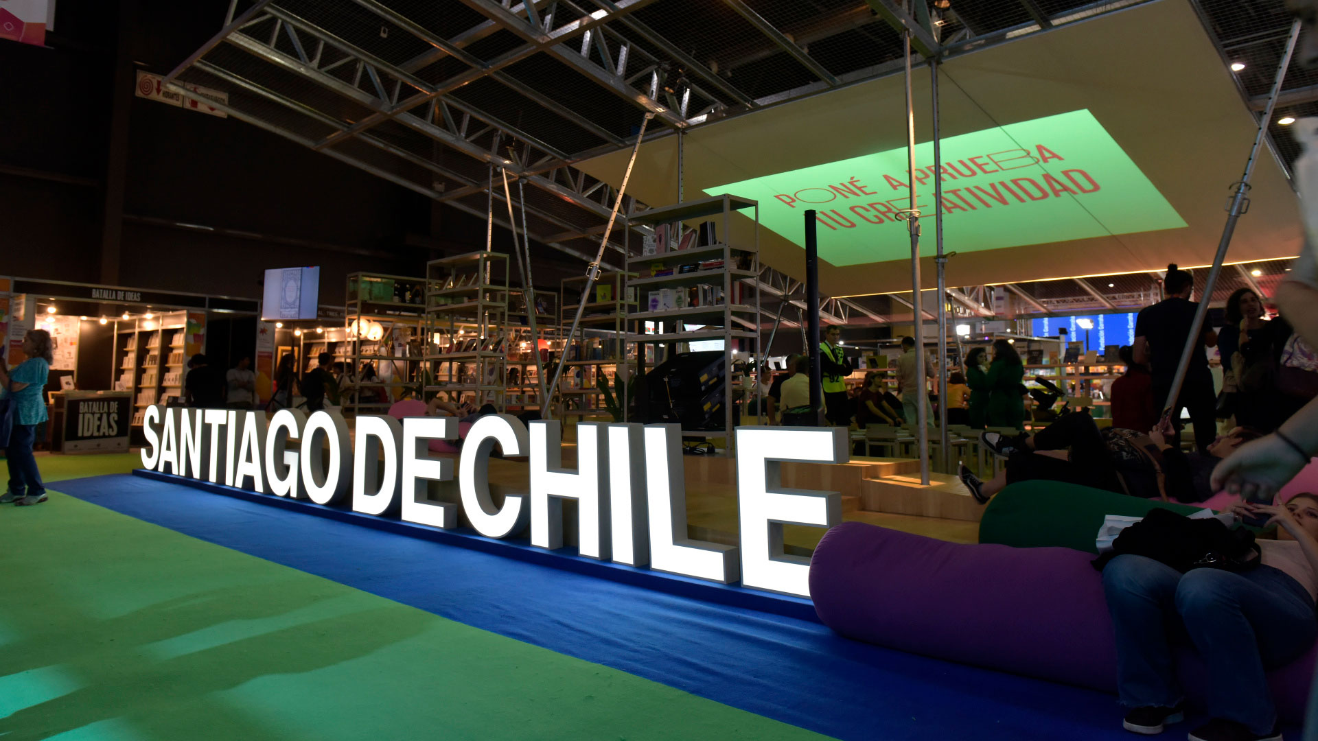 A 50 años del golpe de Pinochet, Santiago de Chile muestra sus distintas caras en la Feria del Libro de Buenos Aires