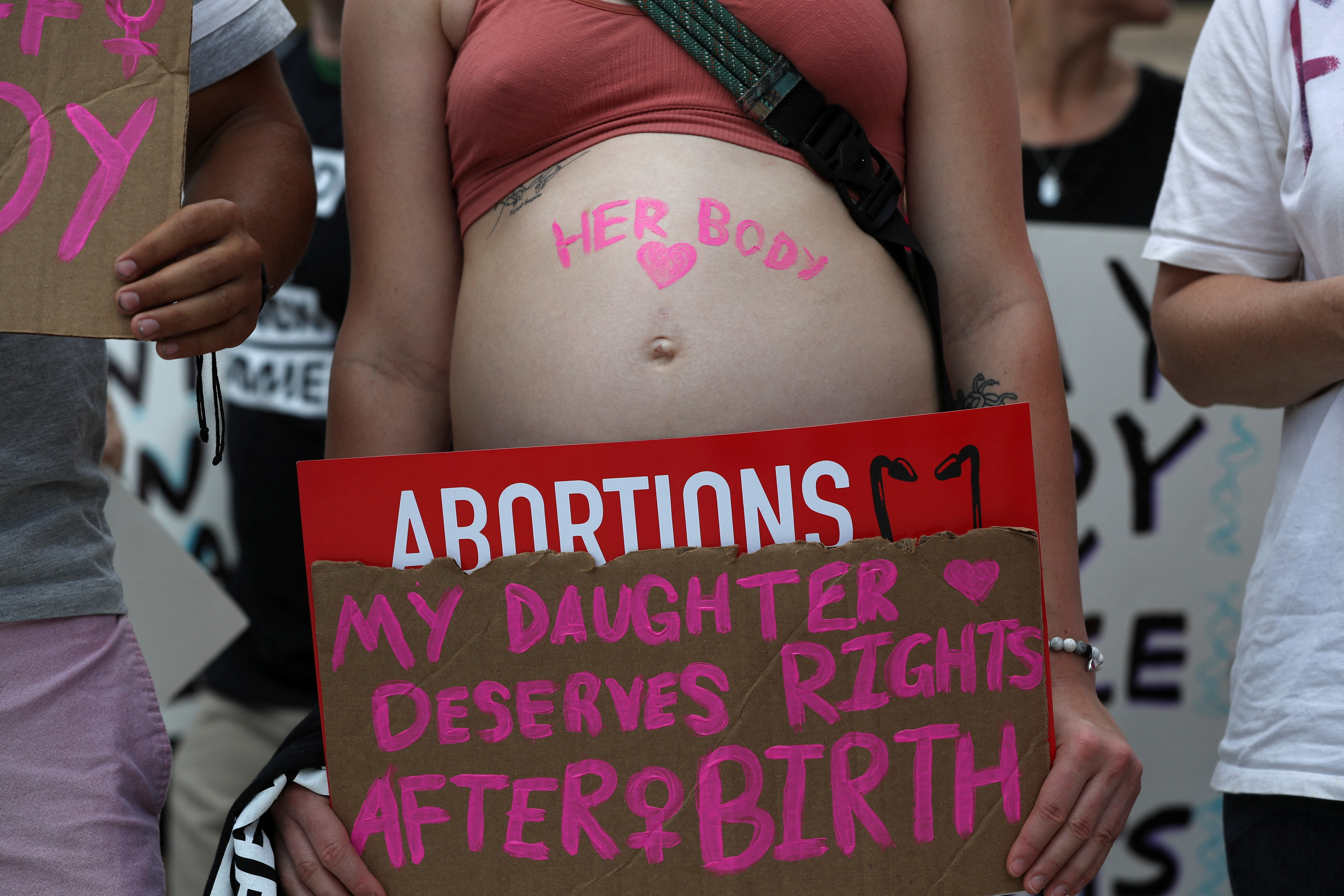 La manifestante embarazada por el derecho al aborto Emilia Knighton en Atlanta, Georgia (REUTERS/Alyssa Pointer)