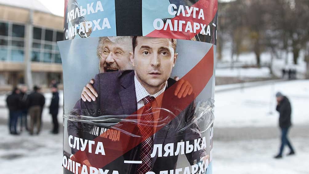 Imagen antigua del presidente Zelensky junto al oligarca Ihor Kolomoisky que financió su campaña presidencial y que ahora cayó en desgracia dentro de una campaña contra la corrupción. (Facebook)