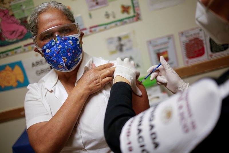 Más del 70% del personal sanitario y de los trabajadores de la educación de Campeche ha recibido la segunda dosis de la vacuna contra COVID-19 (Foto: Reuters/José Luis González)