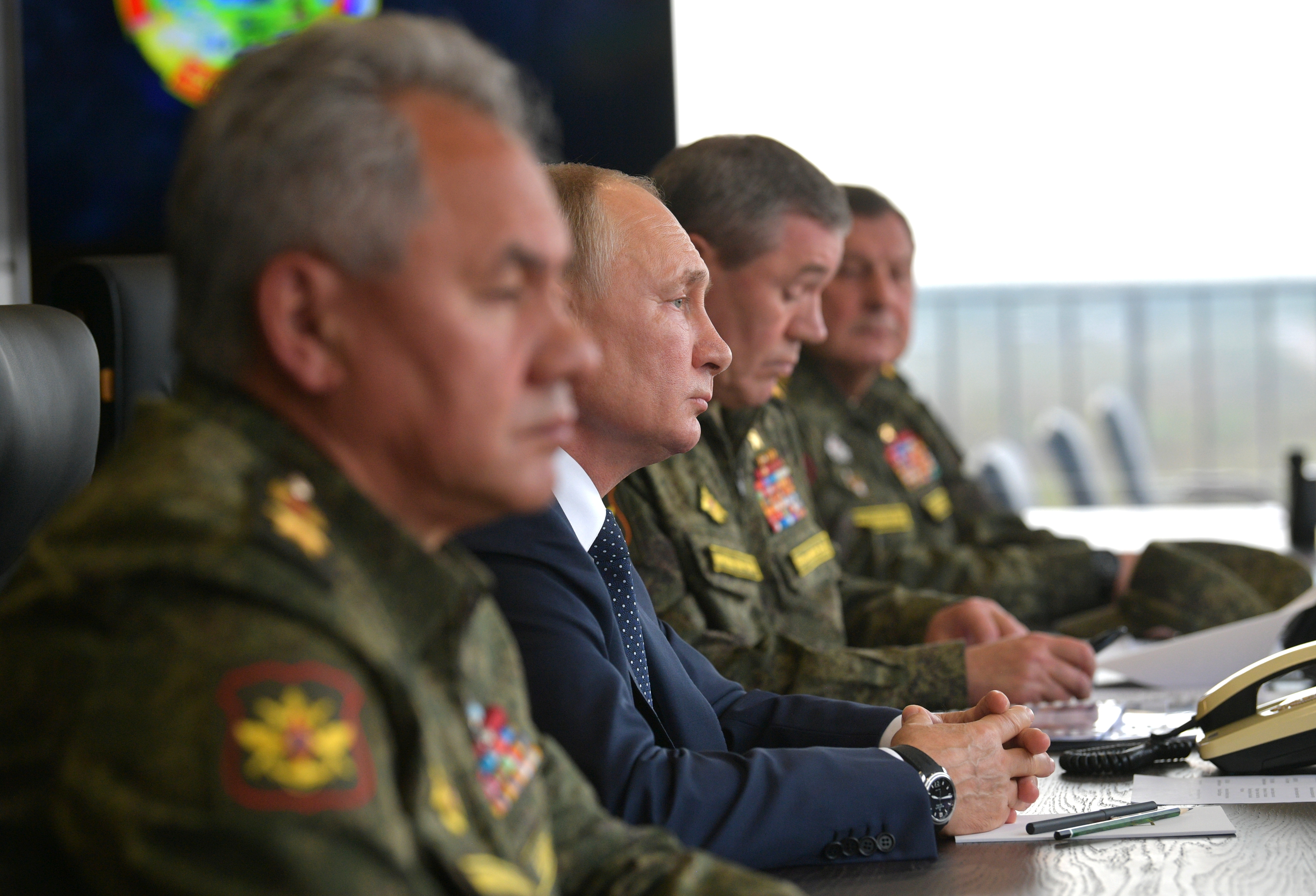Gerasimov, sentado a la izquierda de Putin en una foto de 2021 (Sputnik/Alexey Druzhinin/Kremlin via REUTERS)