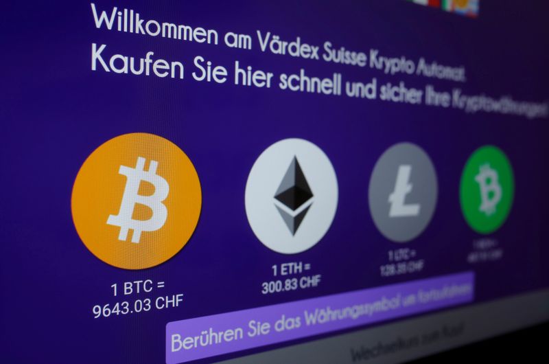 Los tipos de cambio de Bitcoin, Ether, Litecoin y Bitcoin Cash se ven en la pantalla de un cajero automático de criptomonedas en la sede del Swiss Falcon Private Bank en Zúrich, Suiza, 29 mayo 2019.
REUTERS/Arnd Wiegmann/