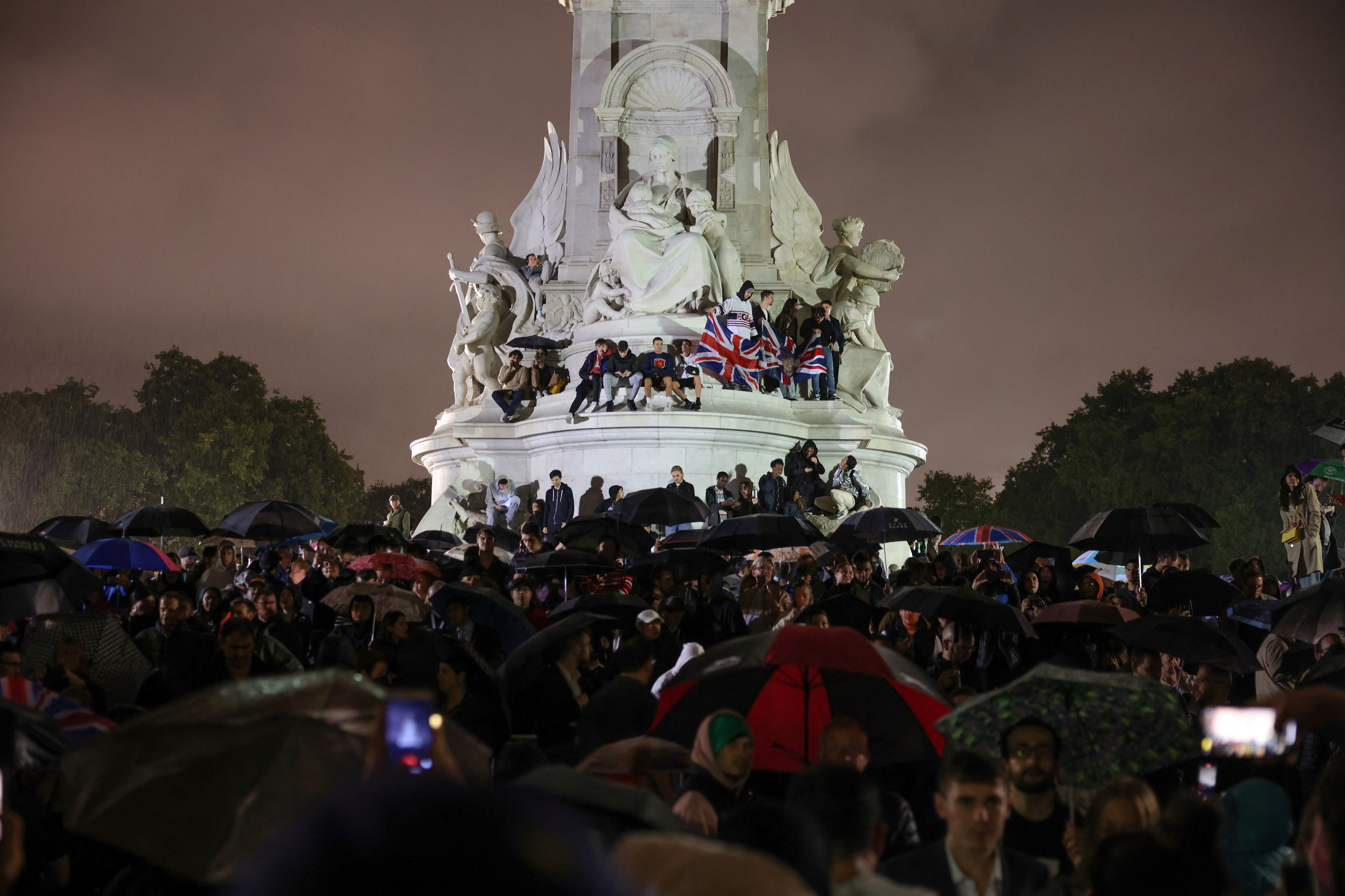 Cientos de personas también se ubicaron en el Queen Victoria Memorial, frente al Palacio de Buckingham (REUTERS/Kevin Coombs)