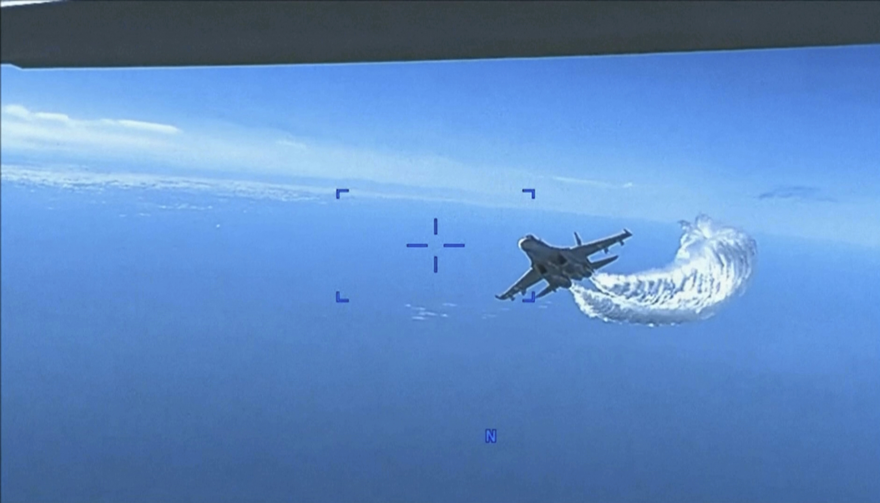El video muestra un Su-27 ruso acercándose a la parte trasera del avión no tripulado MQ-9 Reaper y comenzando a liberar combustible a su paso, (Departamento de Defensa de EEUU via AP)