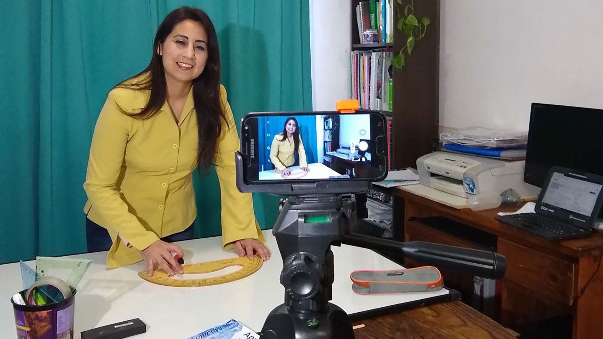 Micaela Beloqui, es docente y creadora de contenidos en Matemática con Mica. Empezó su canal en 2012 cuando estaba finalizando sus estudios terciarios y era profesora particular