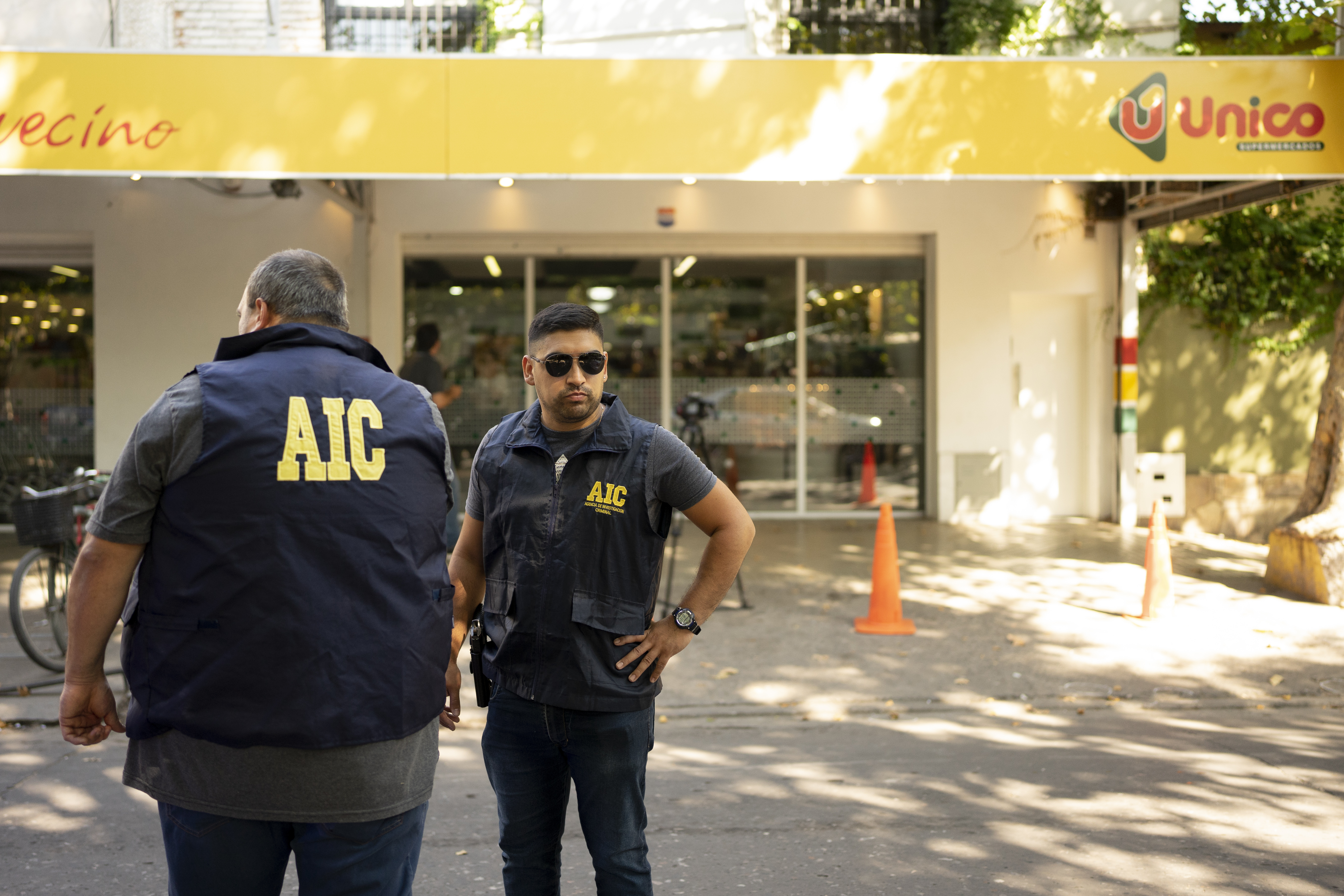Policías en el supermercado Único, propiedad de la familia de su esposa situado en la ciudad de Rosario y que fue atacado a balazos (AP Foto/Sebastián López Brach)