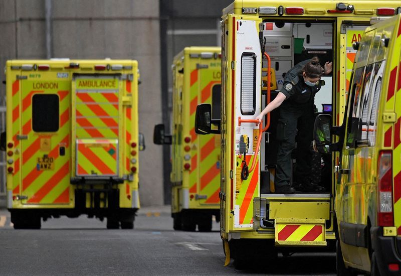 Una ambulancia afuera de un hospital en Londres, Reino Unido (REUTERS/Toby Melville/Archivo)