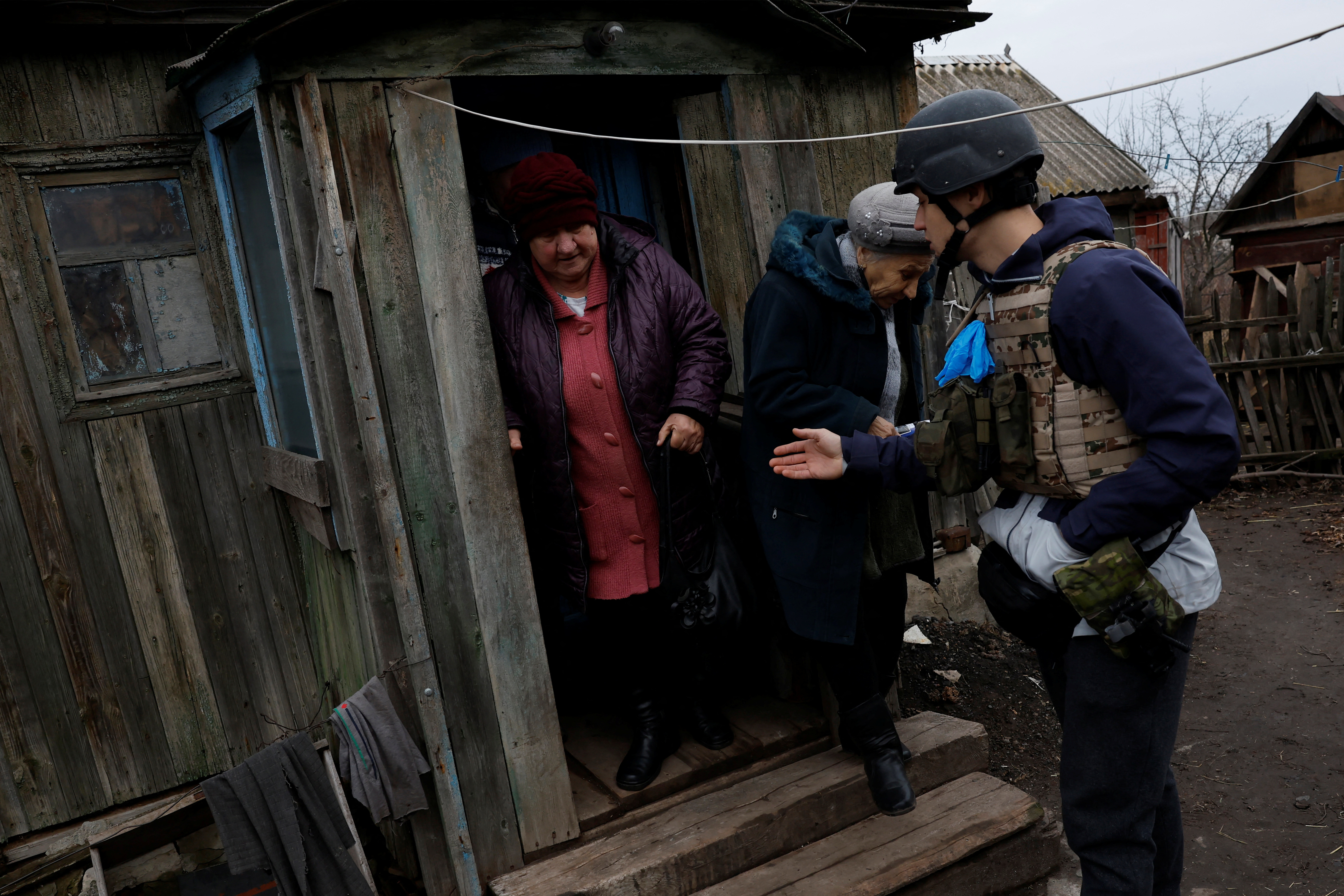 Volunteers help evacuate people in Solidar (Reuters/Clauda Kilkoen)
