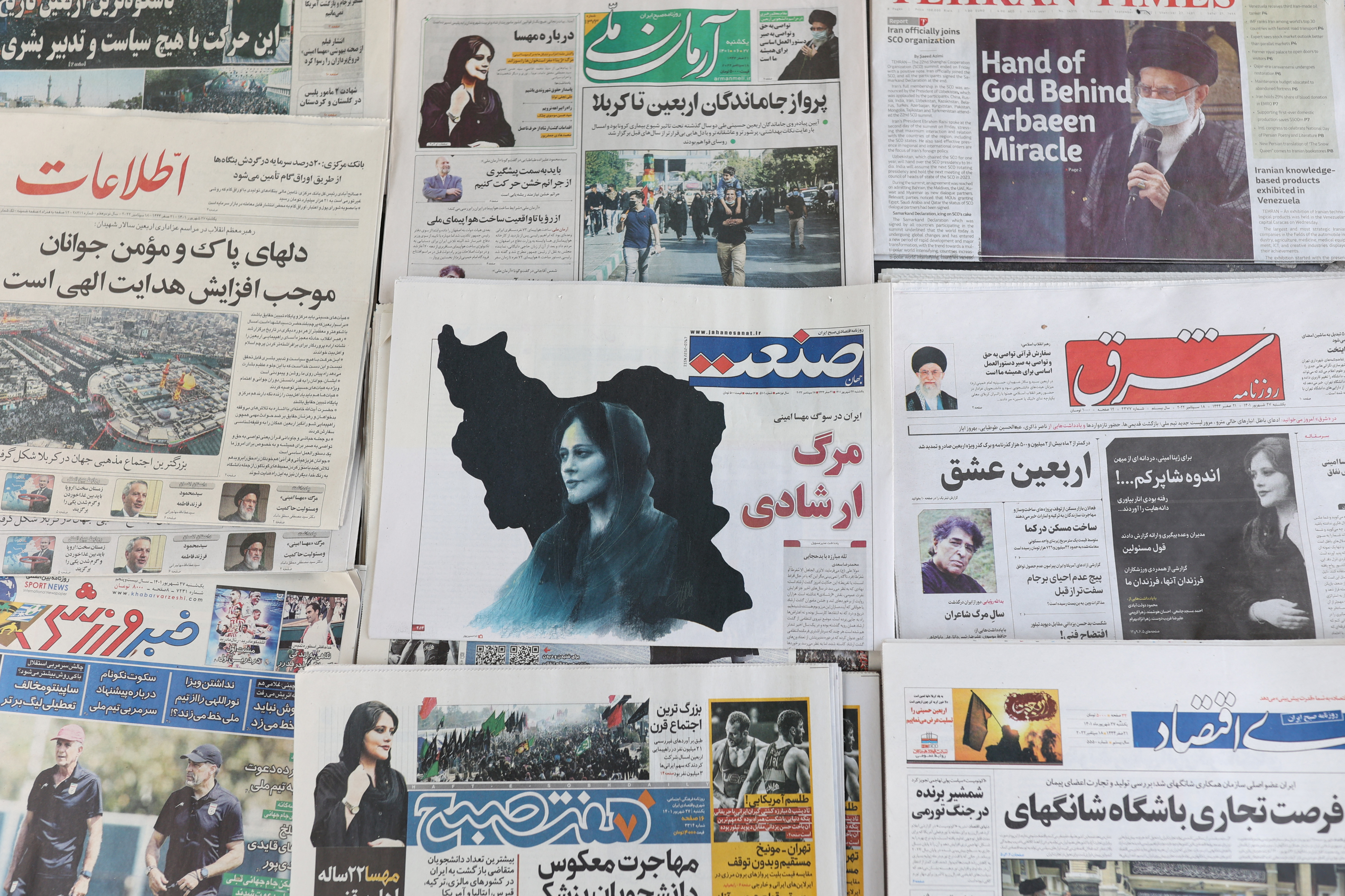 Las portadas de la prensa reformista destacaron las protestas por la muerte de Amini (WANA/Reuters)