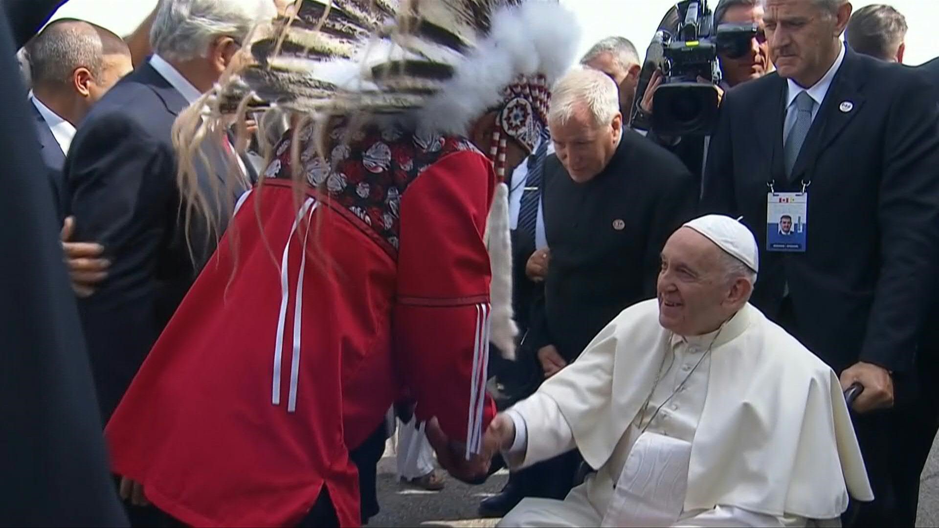 El papa Francisco llegó el domingo a Canadá para una "peregrinación penitencial" durante la cual pediría perdón a los indígenas sobrevivientes de abusos cometidos en escuelas residenciales dirigidas por la Iglesia Católica.