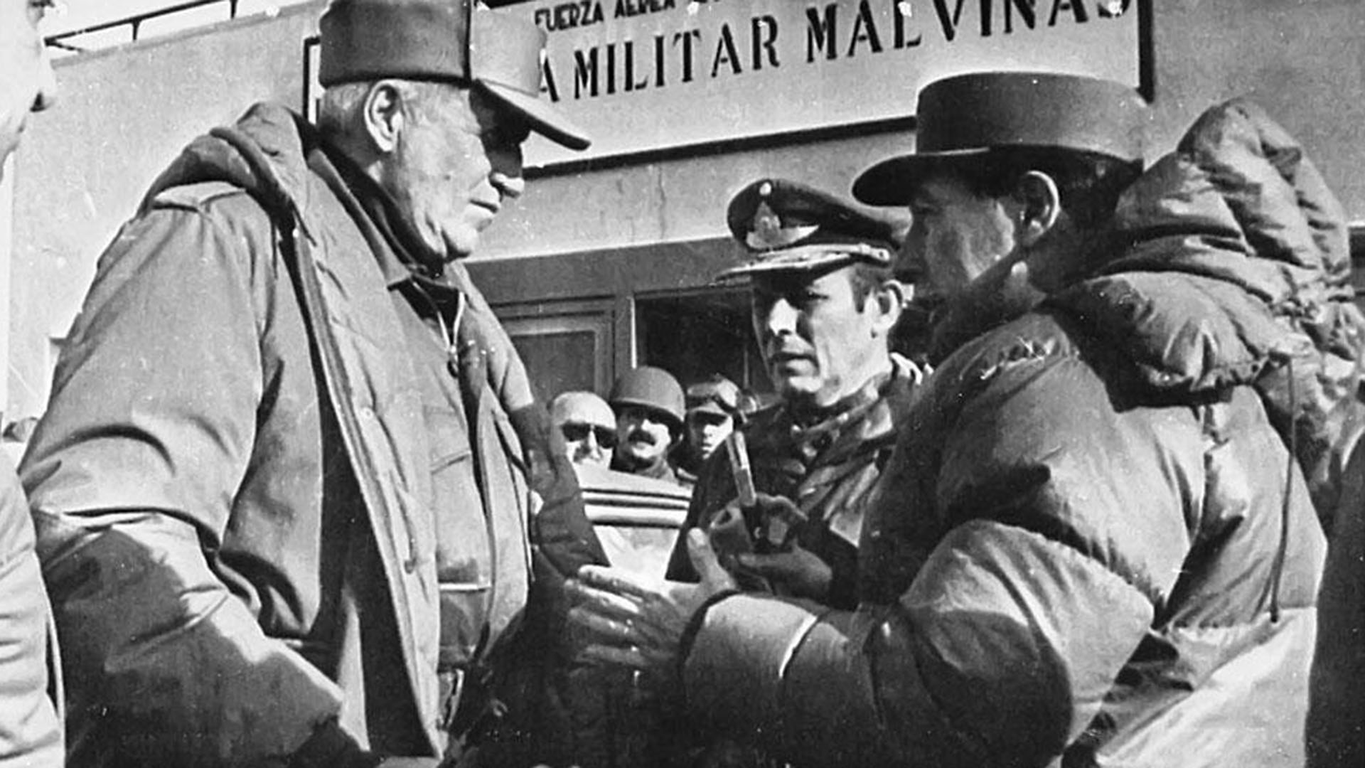 La errada orden militar de Galtieri en su viaje a Malvinas y la negociación fracasada que pudo evitar la guerra