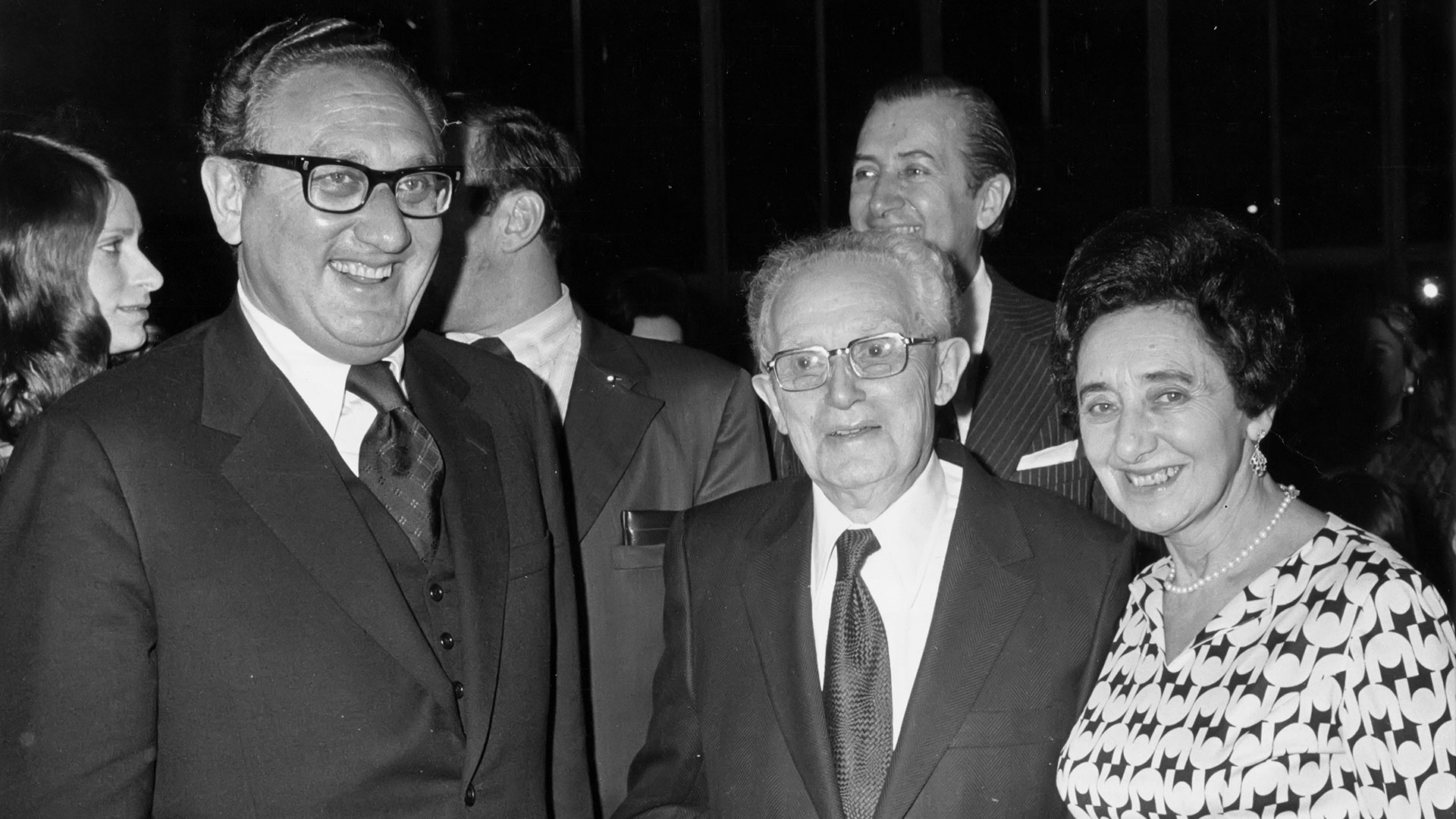 Henry Kissinger y sus padres Louis y Paula Kissinger ingresan al centro John F. Kennedy en Washington DC para el concierto Salute to the States durante el fin de semana de inauguración del presidente Richard Nixon en 1973 (PL Gould/Imágenes/Getty Images)
