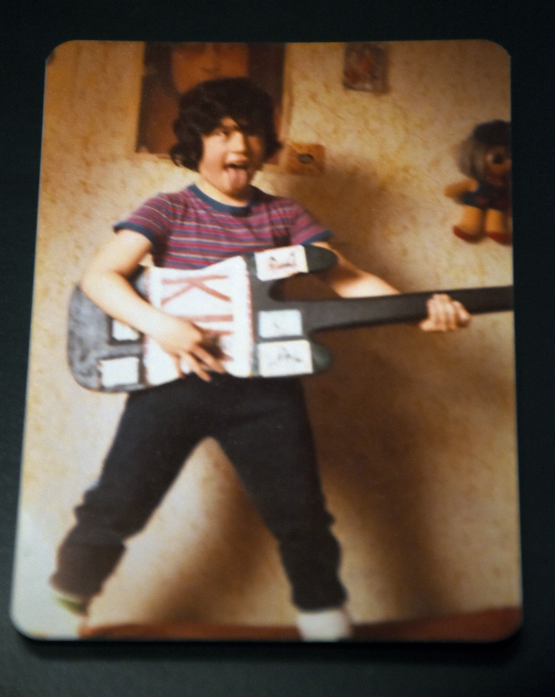 Pity, de niño, con una guitarra de juguete (Nicolás Stulberg)