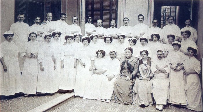La doctora Cecilia Grierson fue fundadora de la Escuela de Enfermeras. En esta foto tomada aproximadamente en 1909 posa junto a personas de esa institución
